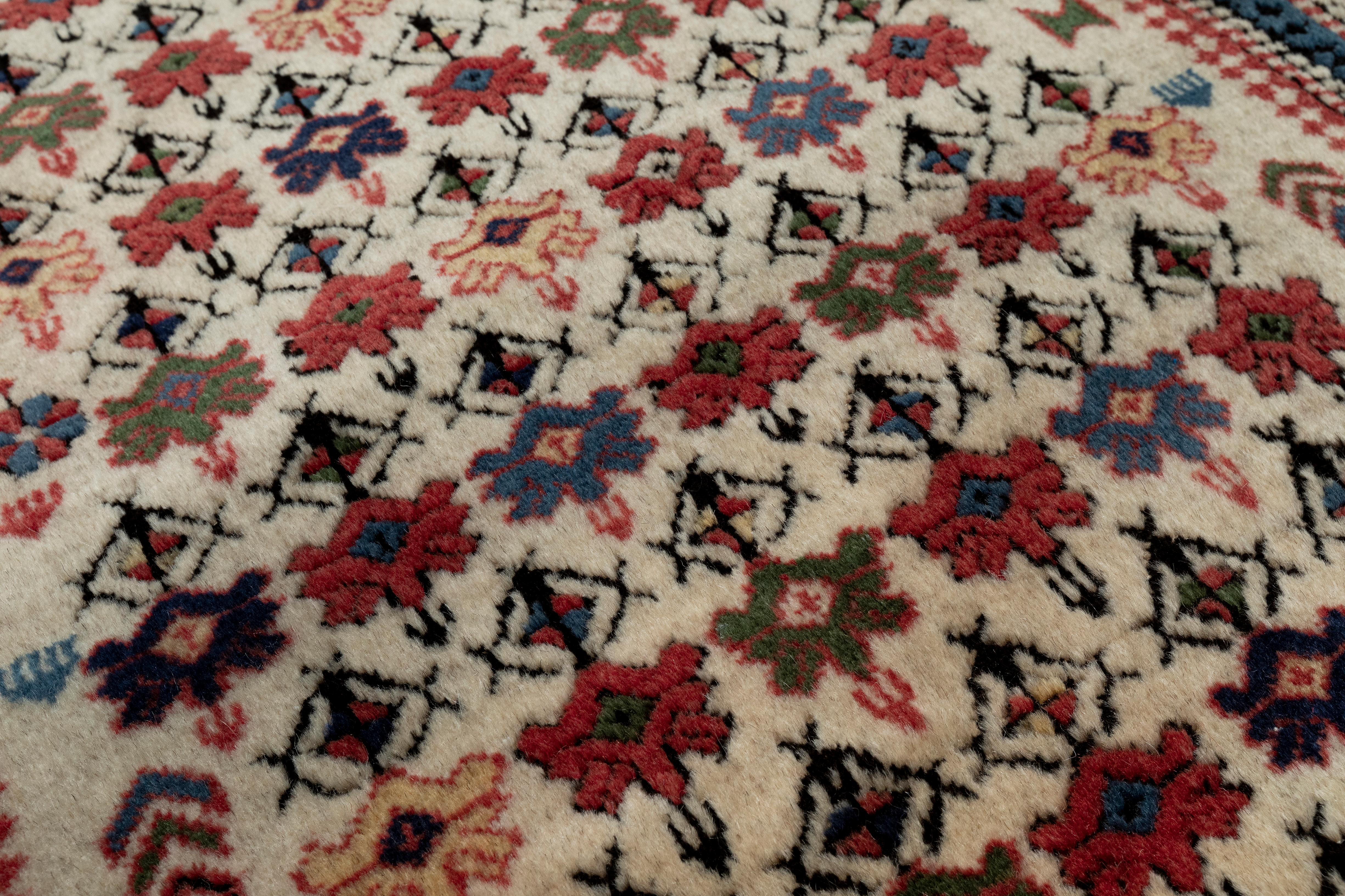 Dieser exquisite kaukasische Teppich wird in sorgfältiger Handarbeit aus handgesponnener Wolle und natürlichen pflanzlichen Farbstoffen gewebt, die für leuchtende, dauerhafte Farben sorgen. Das traditionelle geometrische Muster mit satten Rot-,