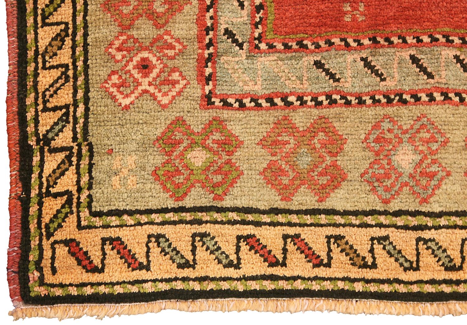 Il s'agit d'un tapis vintage Karabakh tissé dans le sud du Caucase au milieu du 20e siècle, entre 1950 et 1970. Il mesure 287 x 158 cm. Cette pièce présente un motif à trois médaillons, chacun orné de tremplins et d'un médaillon intérieur à