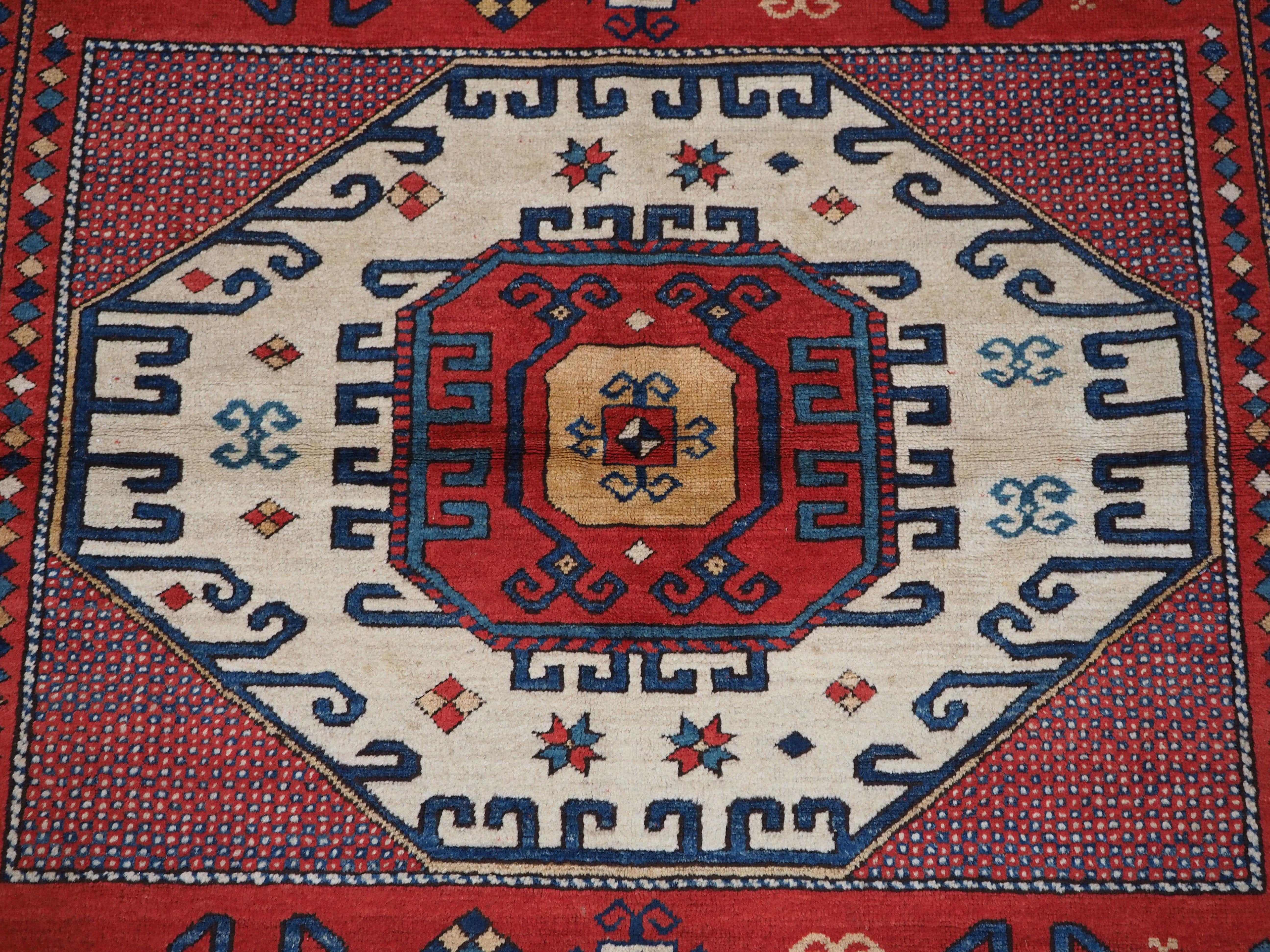Kaukasischer Teppich im Karatschow-Kazak-Stil mit klassischem Design auf rotem Grund im Angebot 5