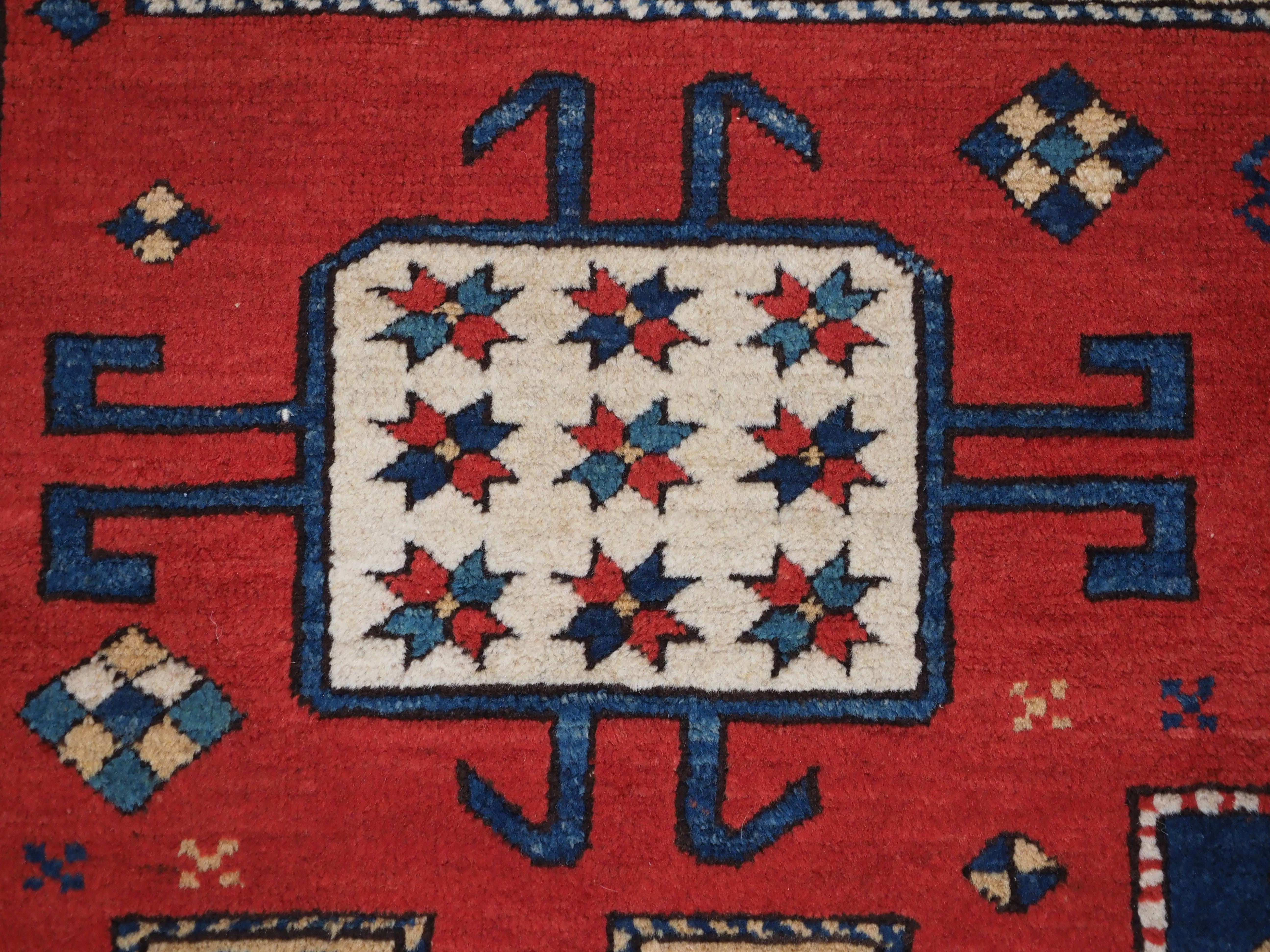 Kaukasischer Teppich im Karatschow-Kazak-Stil mit klassischem Design auf rotem Grund im Angebot 7