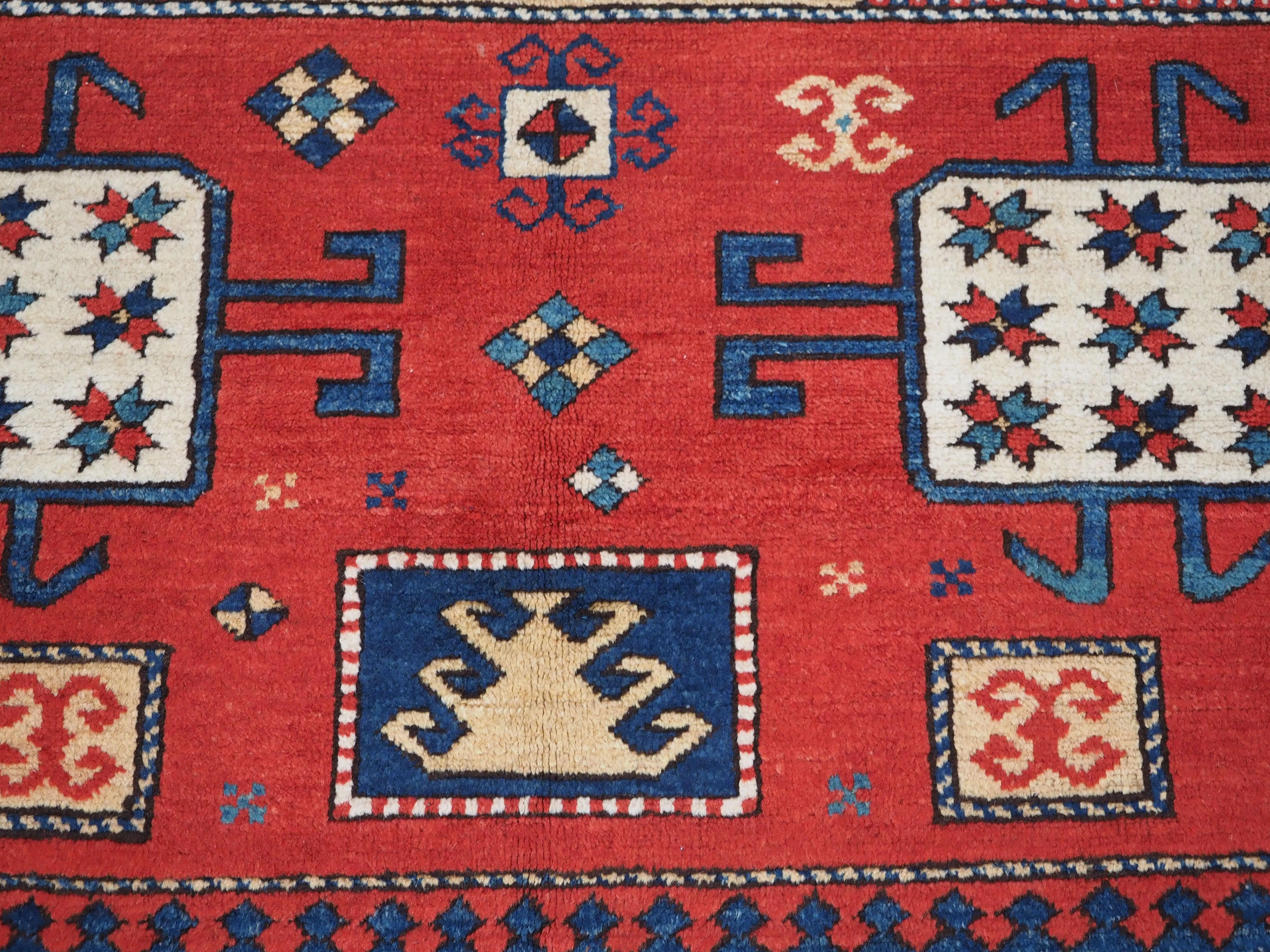 Kaukasischer Teppich im Karatschow-Kazak-Stil mit klassischem Design auf rotem Grund im Angebot 9
