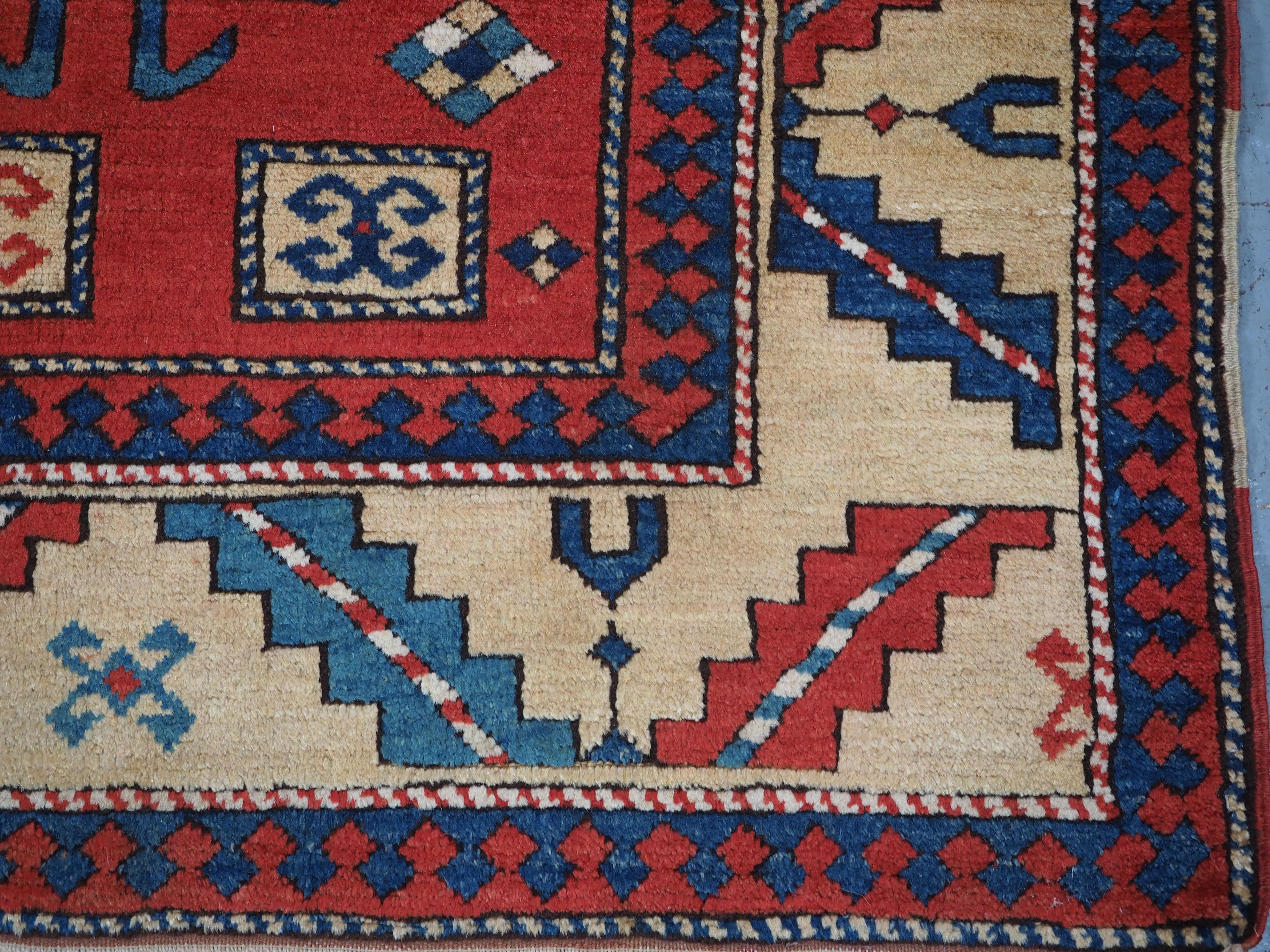Kaukasischer Teppich im Karatschow-Kazak-Stil mit klassischem Design auf rotem Grund im Angebot 10