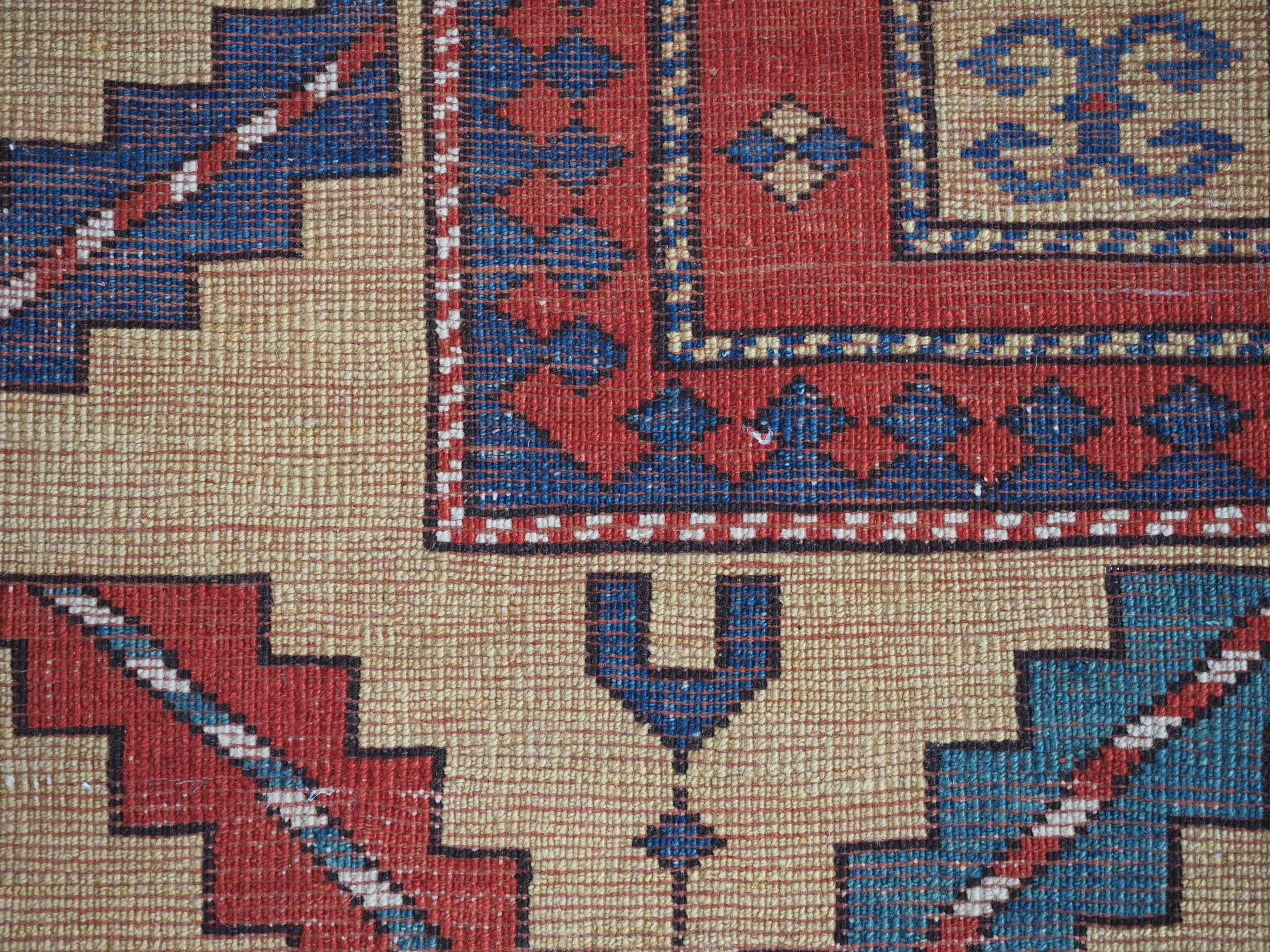 Kaukasischer Teppich im Karatschow-Kazak-Stil mit klassischem Design auf rotem Grund im Angebot 11