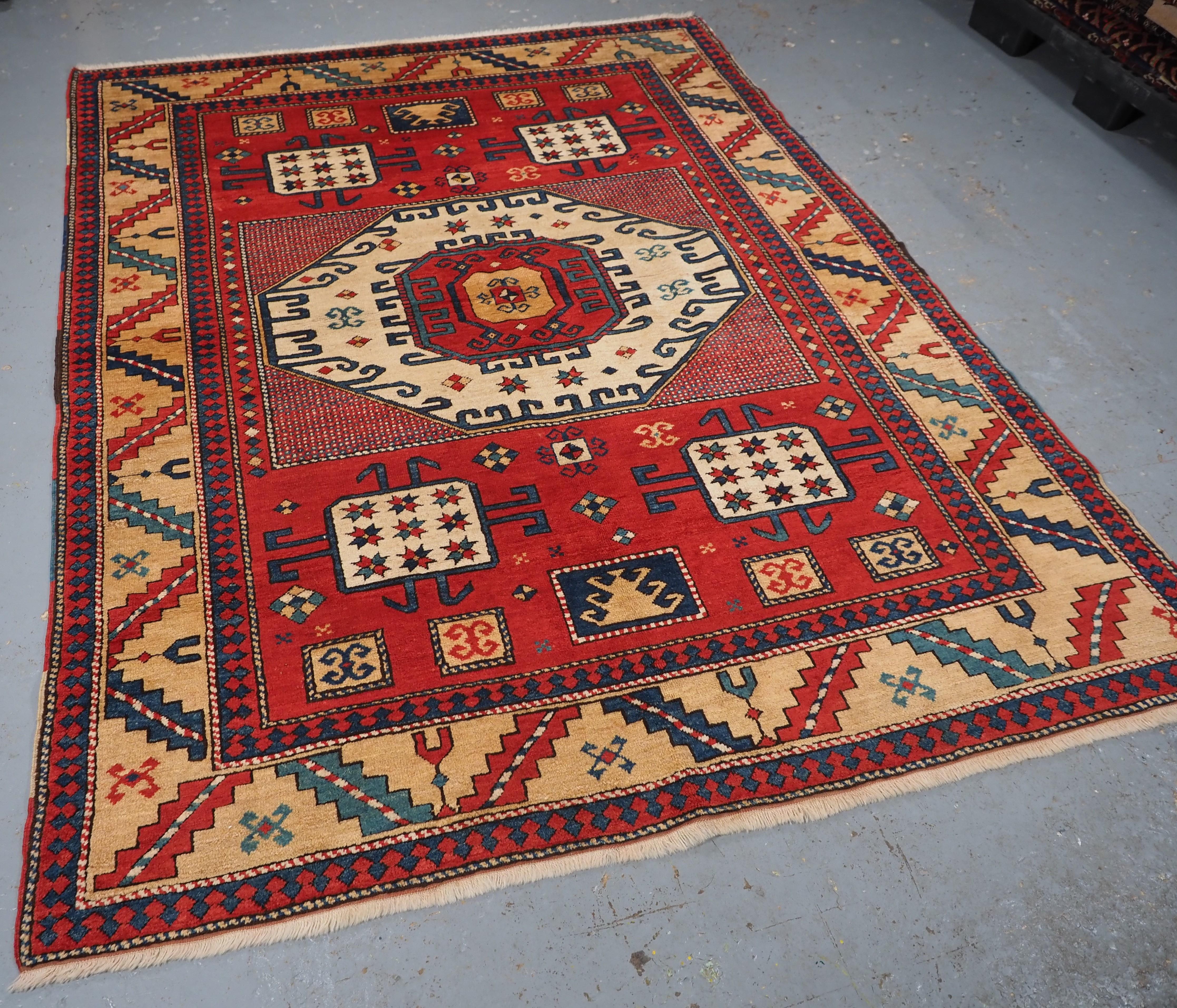 Größe: 7ft 5in x 5ft 9in (227 x 175cm).

Kaukasischer Teppich im Karatschow-Kazak-Stil mit klassischem Muster auf rotem Grund.

Circa 1980.

Ein hervorragendes Beispiel für einen Karachov-Kazak-Designteppich mit dem traditionellen großen achteckigen