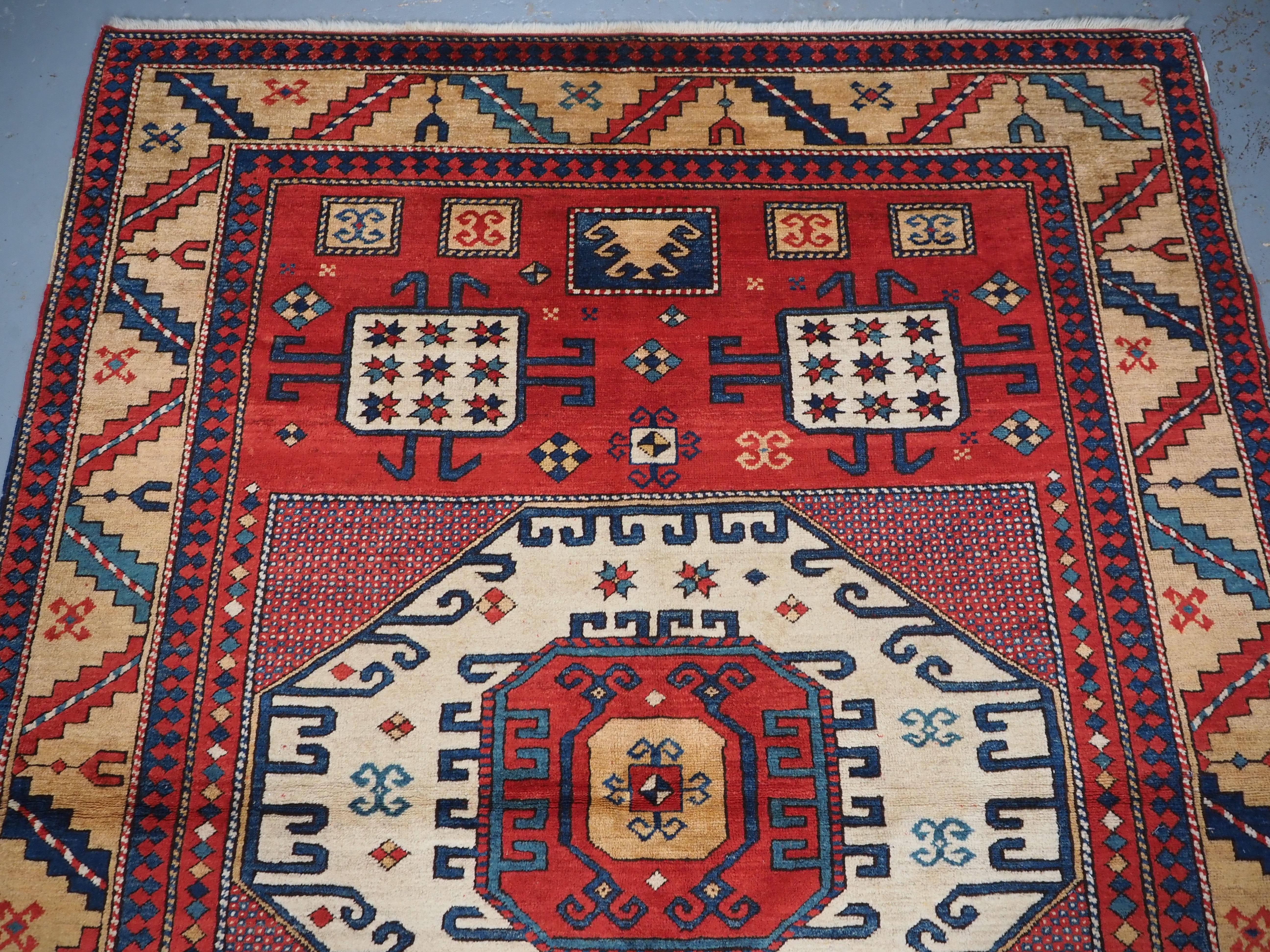 Kaukasischer Teppich im Karatschow-Kazak-Stil mit klassischem Design auf rotem Grund im Zustand „Gut“ im Angebot in Moreton-In-Marsh, GB