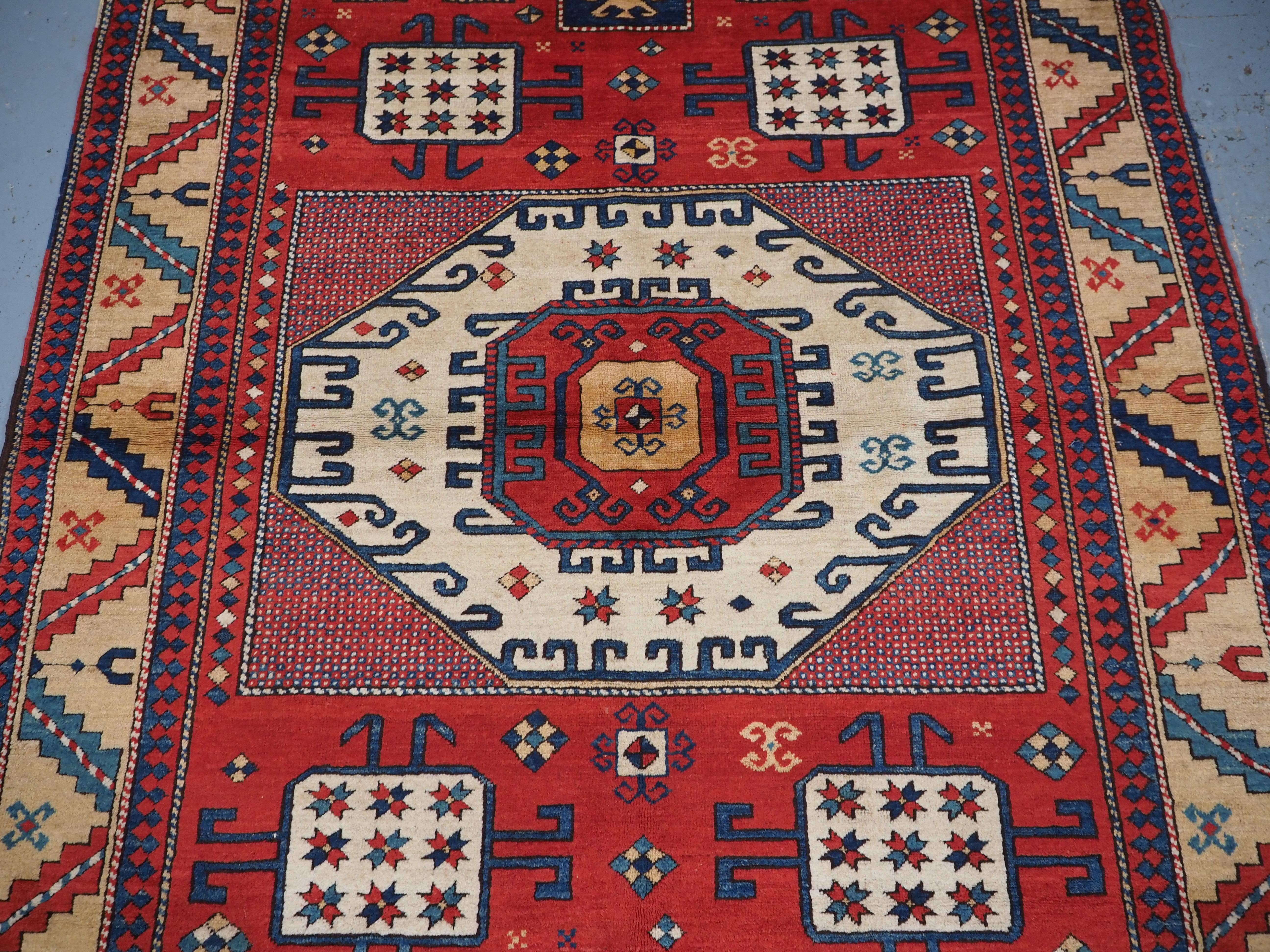 Kaukasischer Teppich im Karatschow-Kazak-Stil mit klassischem Design auf rotem Grund (Ende des 20. Jahrhunderts) im Angebot
