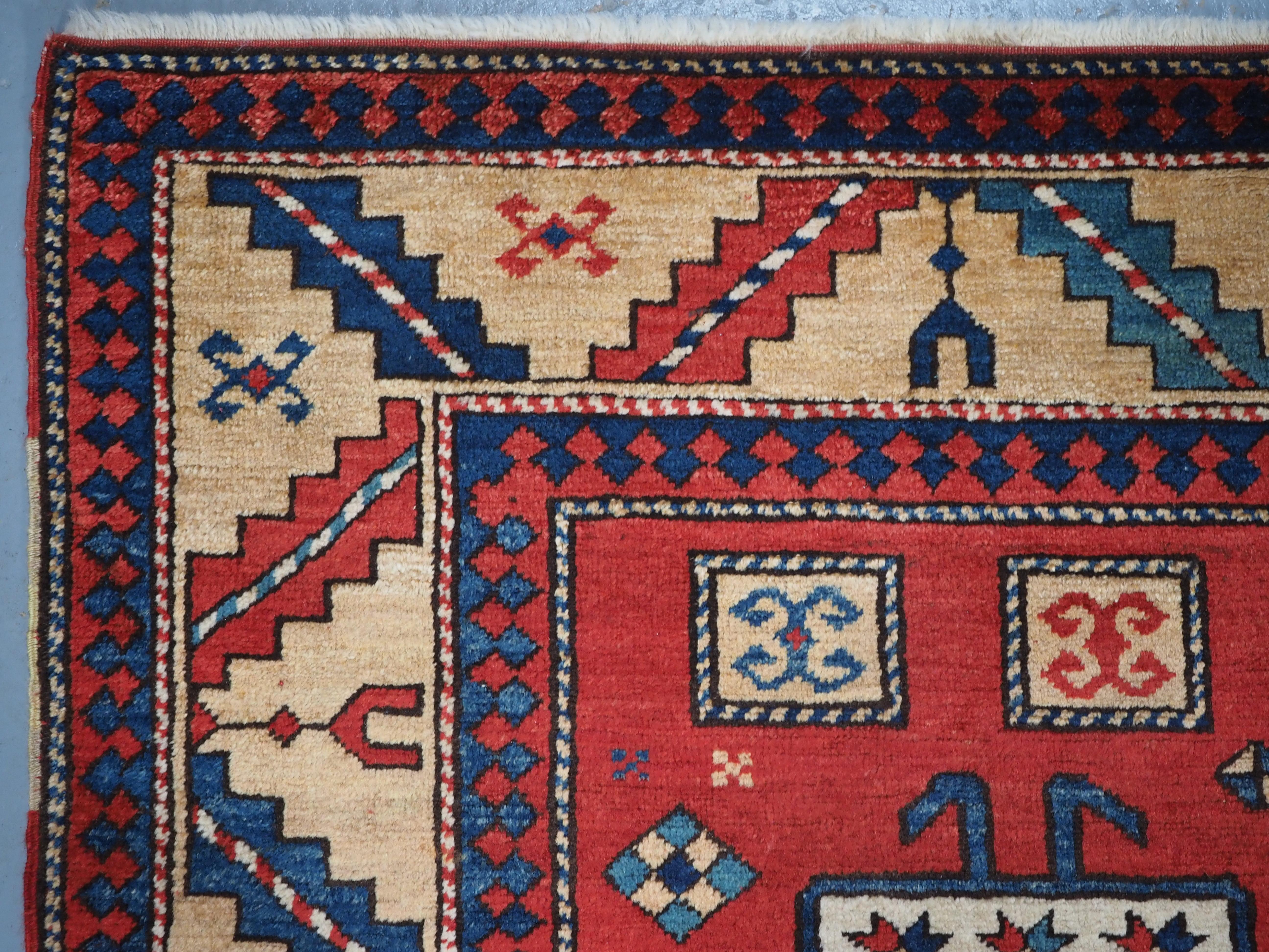 Kaukasischer Teppich im Karatschow-Kazak-Stil mit klassischem Design auf rotem Grund im Angebot 1