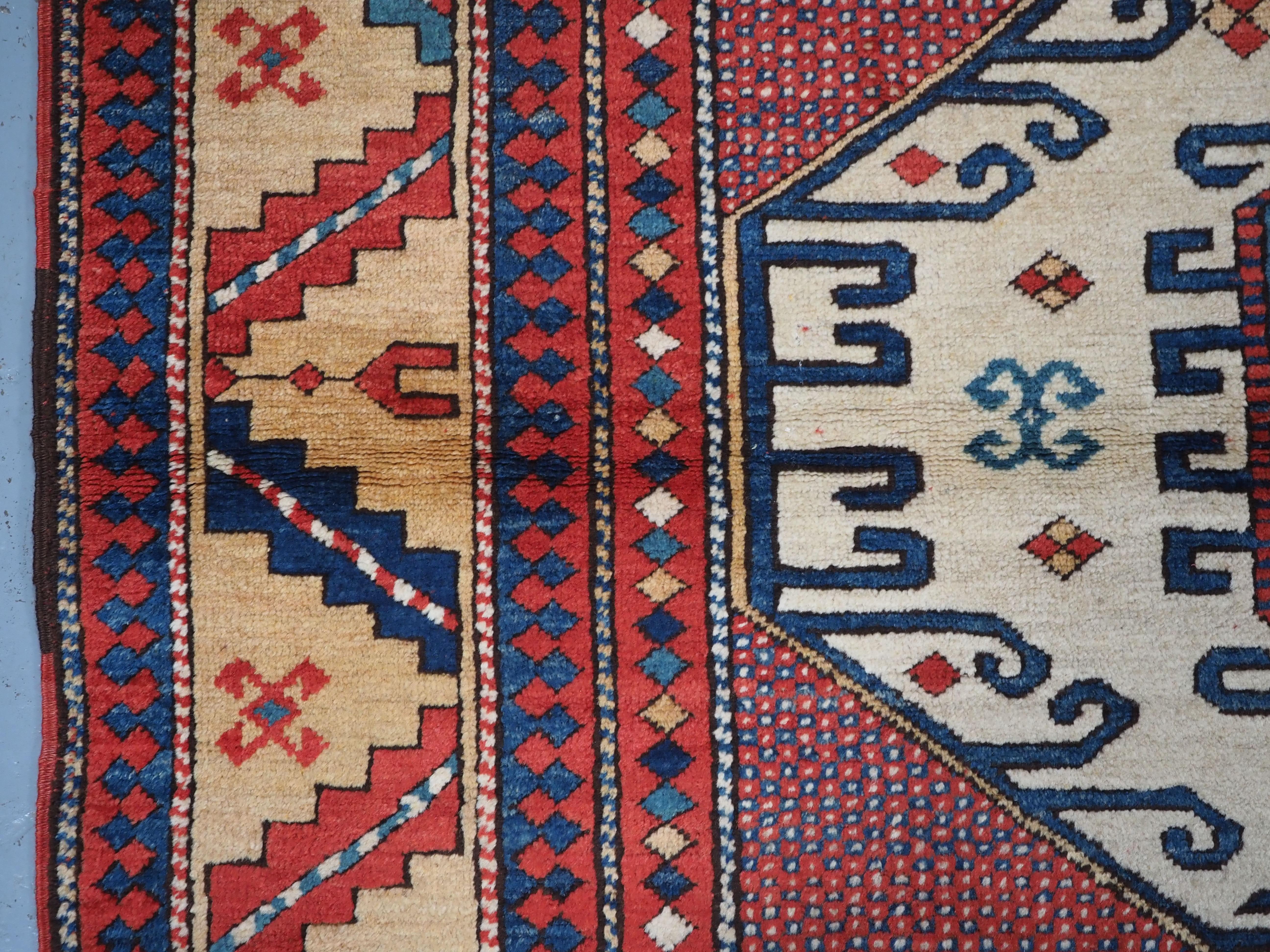 Kaukasischer Teppich im Karatschow-Kazak-Stil mit klassischem Design auf rotem Grund im Angebot 2
