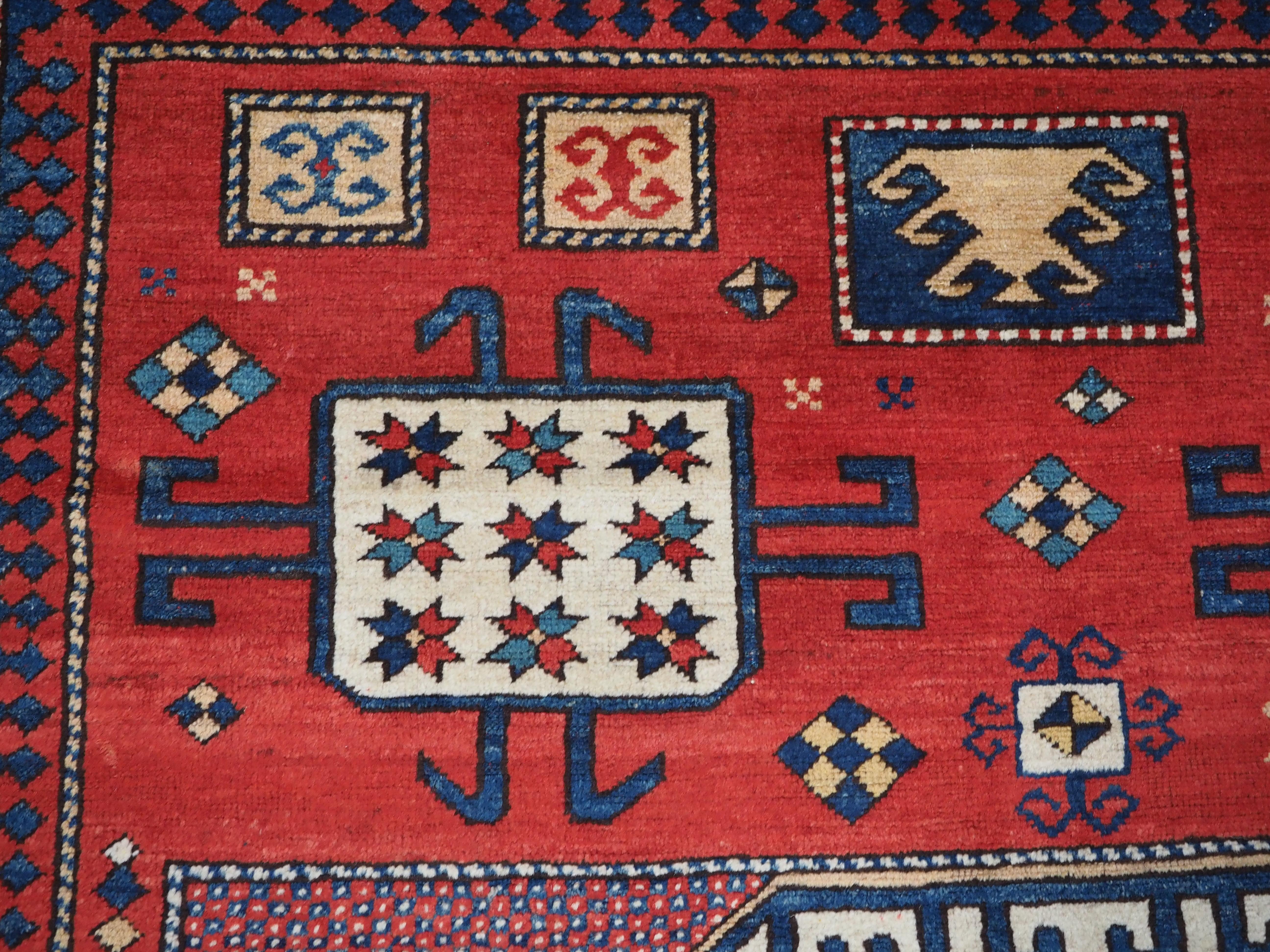 Kaukasischer Teppich im Karatschow-Kazak-Stil mit klassischem Design auf rotem Grund im Angebot 3