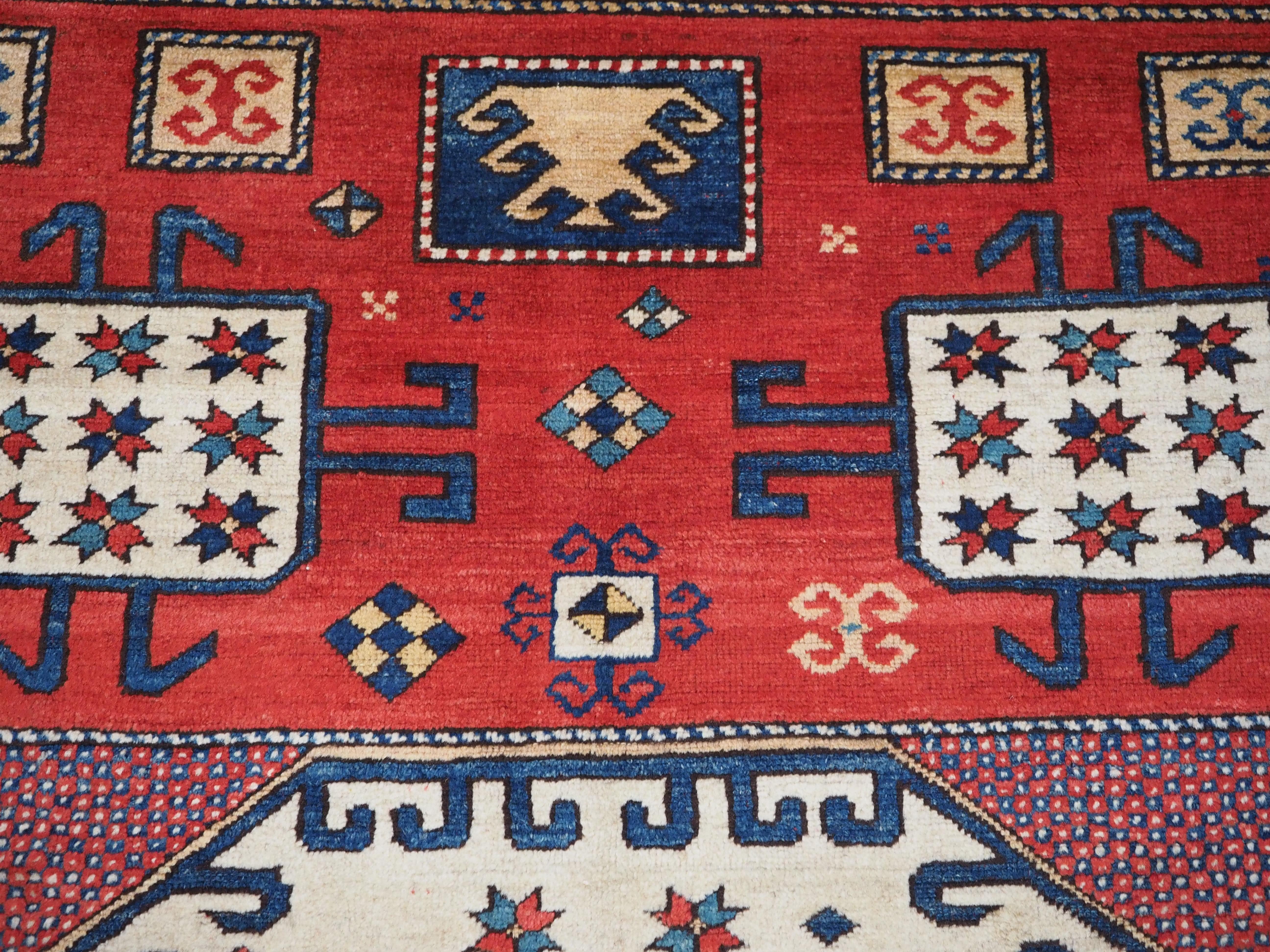 Kaukasischer Teppich im Karatschow-Kazak-Stil mit klassischem Design auf rotem Grund im Angebot 4