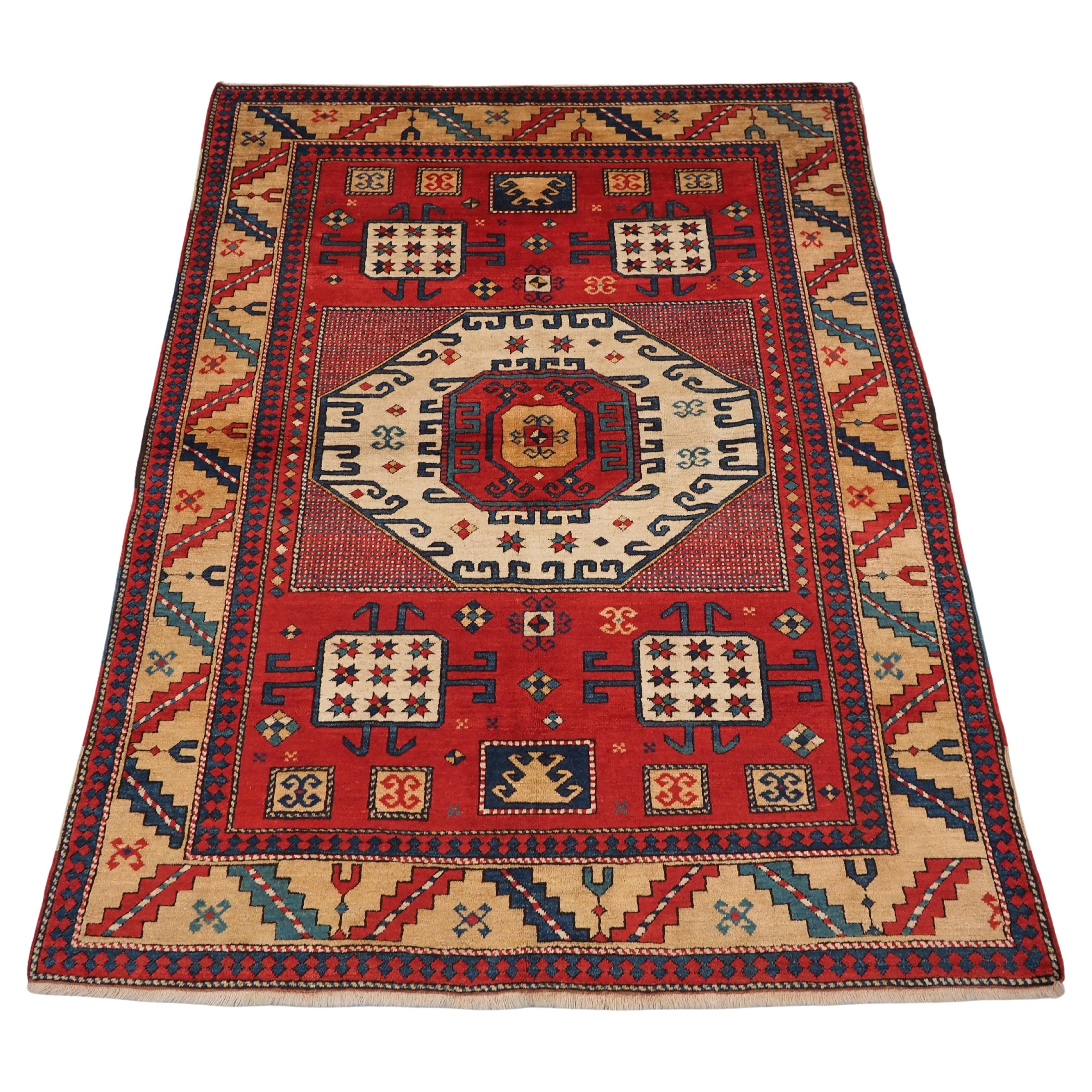 Kaukasischer Teppich im Karatschow-Kazak-Stil mit klassischem Design auf rotem Grund im Angebot