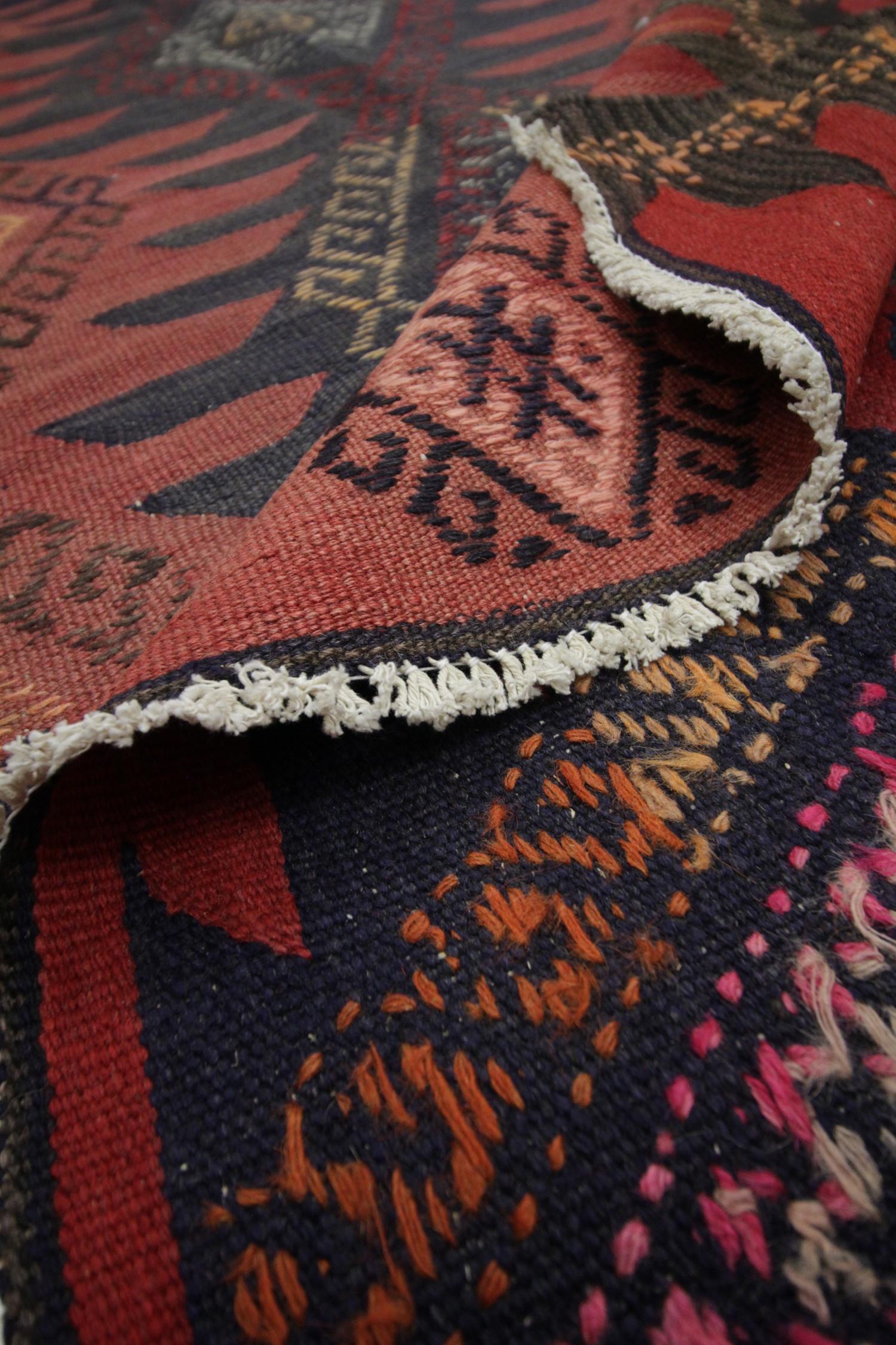 Alfombra Kilim caucásica, Alfombra de lana roja azul hecha a mano mediados del siglo XX en venta