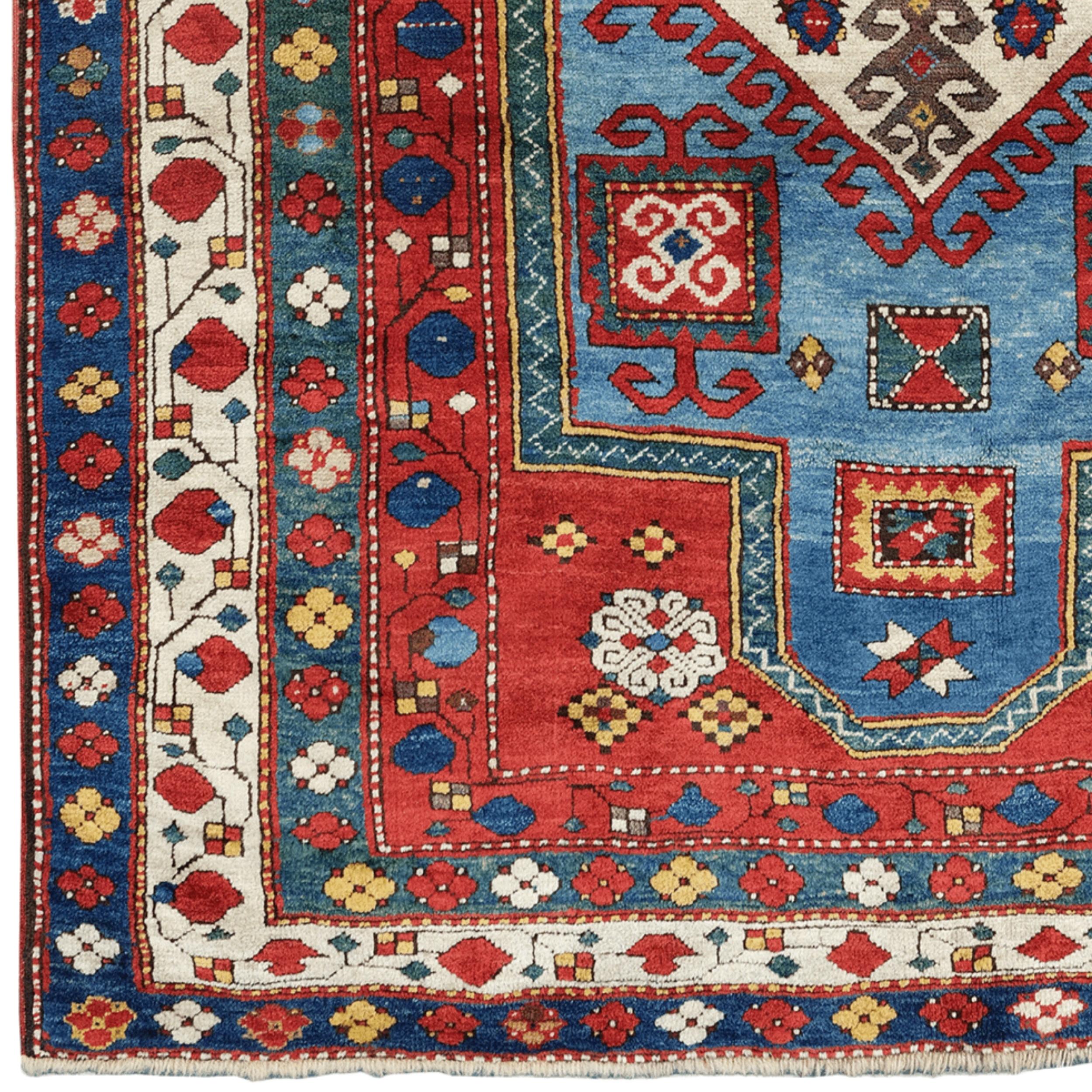 Obra de arte única, esta antigua alfombra caucásica Lambalo destaca por sus elegantes motivos y vibrantes colores. Elaborada con técnicas de tejido tradicionales durante siglos, esta alfombra añade un toque sofisticado a cualquier espacio, tanto por