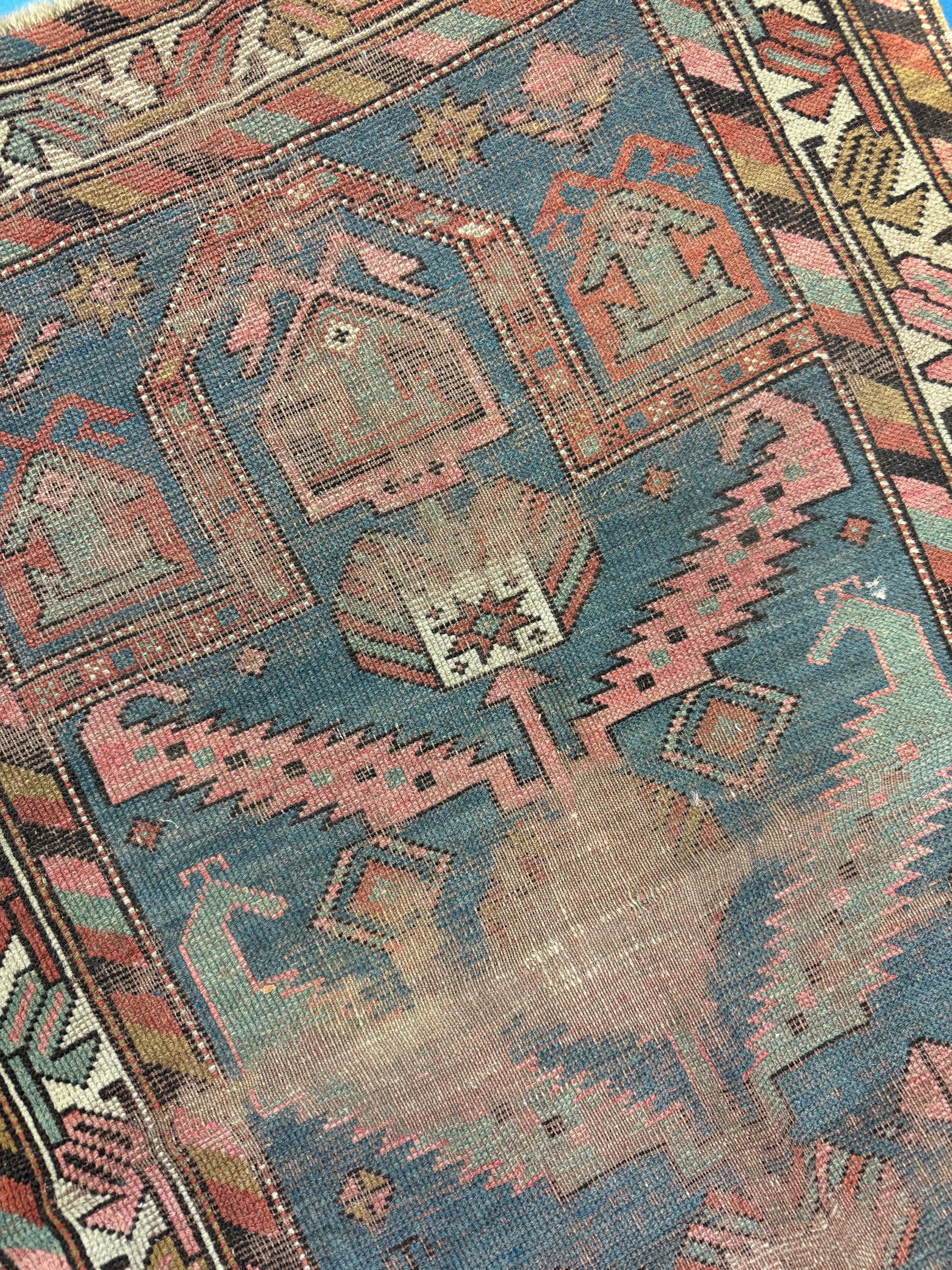 Alfombra de oración caucásica centenaria  Diseño floral y colores sorprendentemente bellos

Acerca de: ¡Una absoluta Mirona! Diseño asombroso, tonos apagados increíbles y desgastado a la perfección para dar un aire 