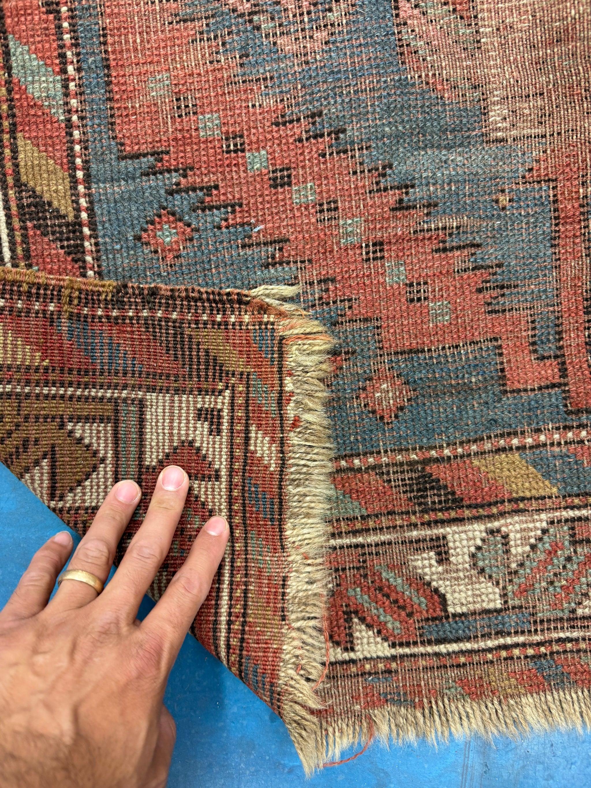 Alfombra de oración caucásica con bonito diseño floral y colores, c. 1920 Anudado a mano en venta