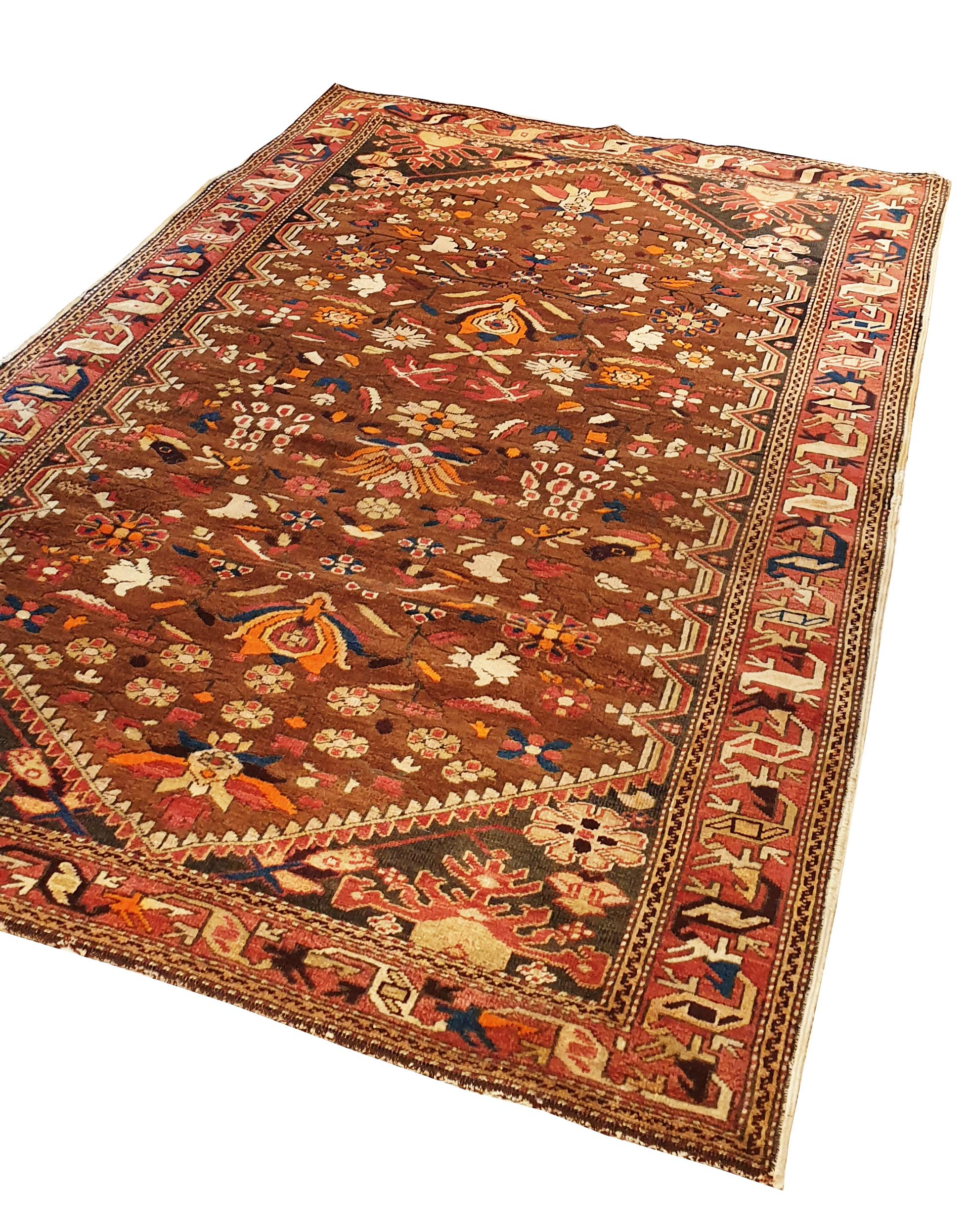 Hand knotted rug in Caucasian region at the beginning of the 20th century.
Representation of flowers and tribal draws.
Of great quality, beautiful graphics .

Perfect state of preservation.

Dimensions : 168 x 110 cm