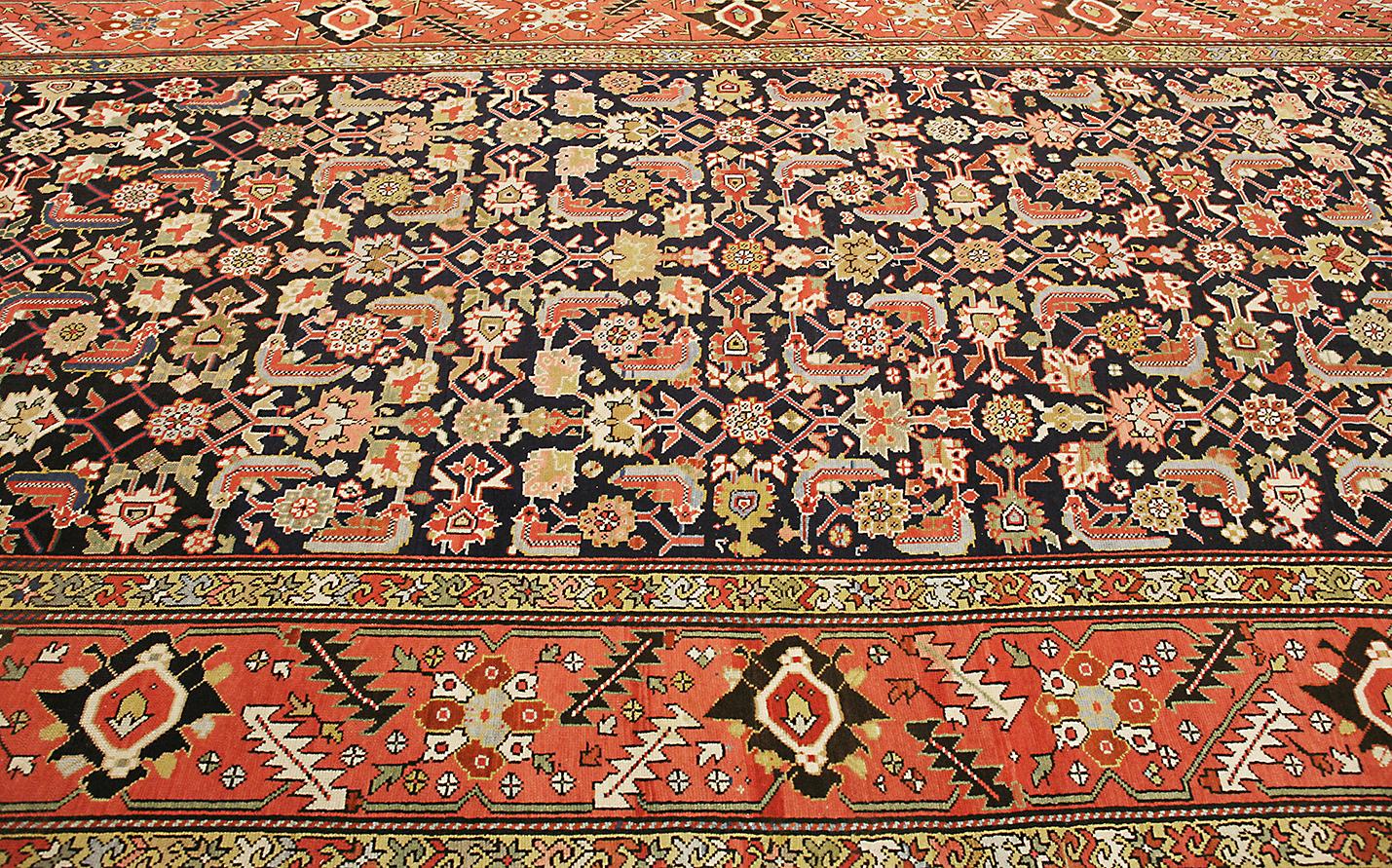 Dieser atemberaubende kaukasische Teppich Karabakh mit den beeindruckenden Maßen 560 × 190 cm ist ein prächtiges Stück mit leuchtenden Farben und komplizierten Mustern, das das reiche kulturelle Erbe und die meisterhafte Handwerkskunst der Region