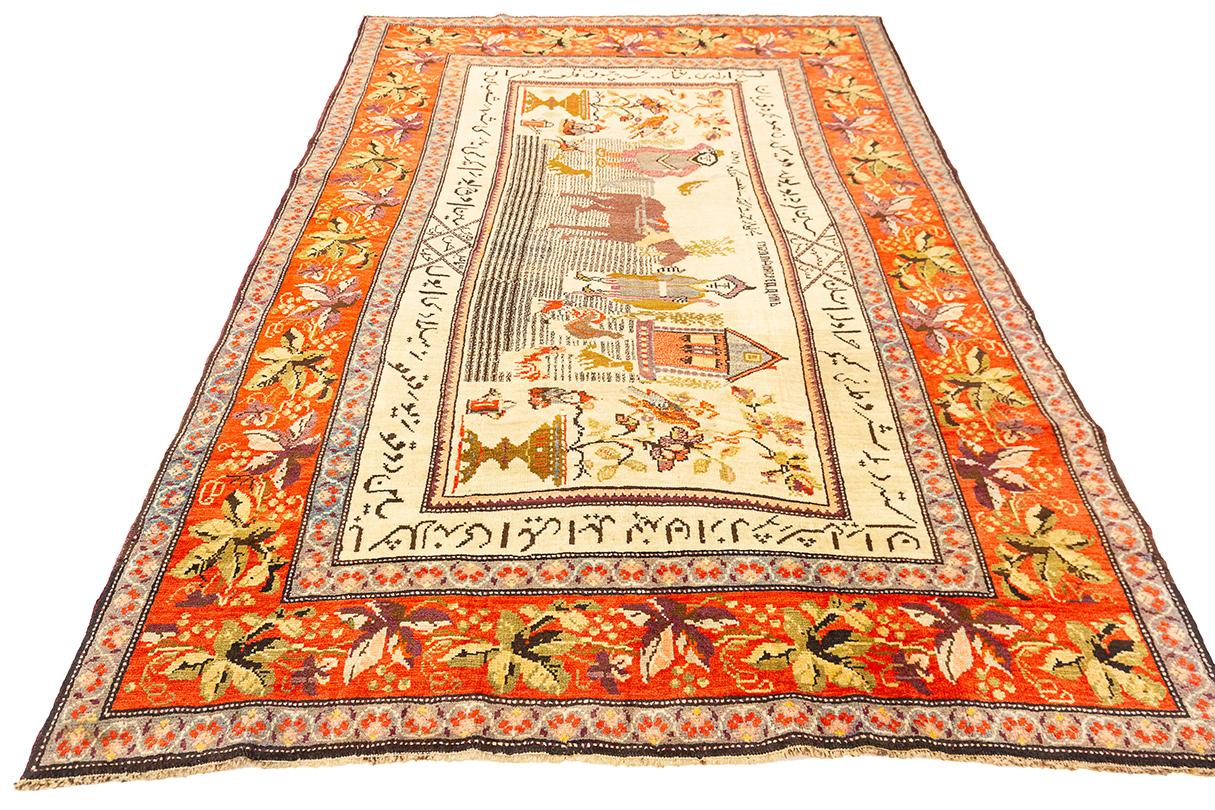 Tappeto Karabakh con paesaggi e iscrizioni: un raro pezzo d'arte narrativa

Questo straordinario tappeto Karabakh, proveniente dalla regione del Caucaso, si distingue non solo per la sua intricata lavorazione, ma anche per la sua scena narrativa: un