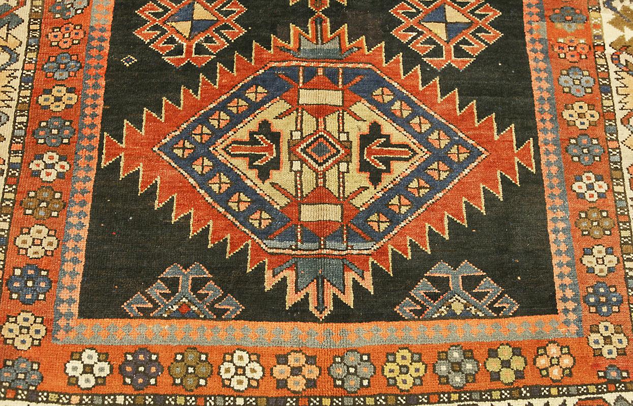 Ancien tapis caucasien Lezghi. 1900-1920. Un tapis Lezghi caucasien ancien de taille moyenne. La bordure principale de cet ancien tapis caucasien Lezghi accueille le motif modulaire du crabe sur un fond ivoire, bien assorti en couleur et bien modulé