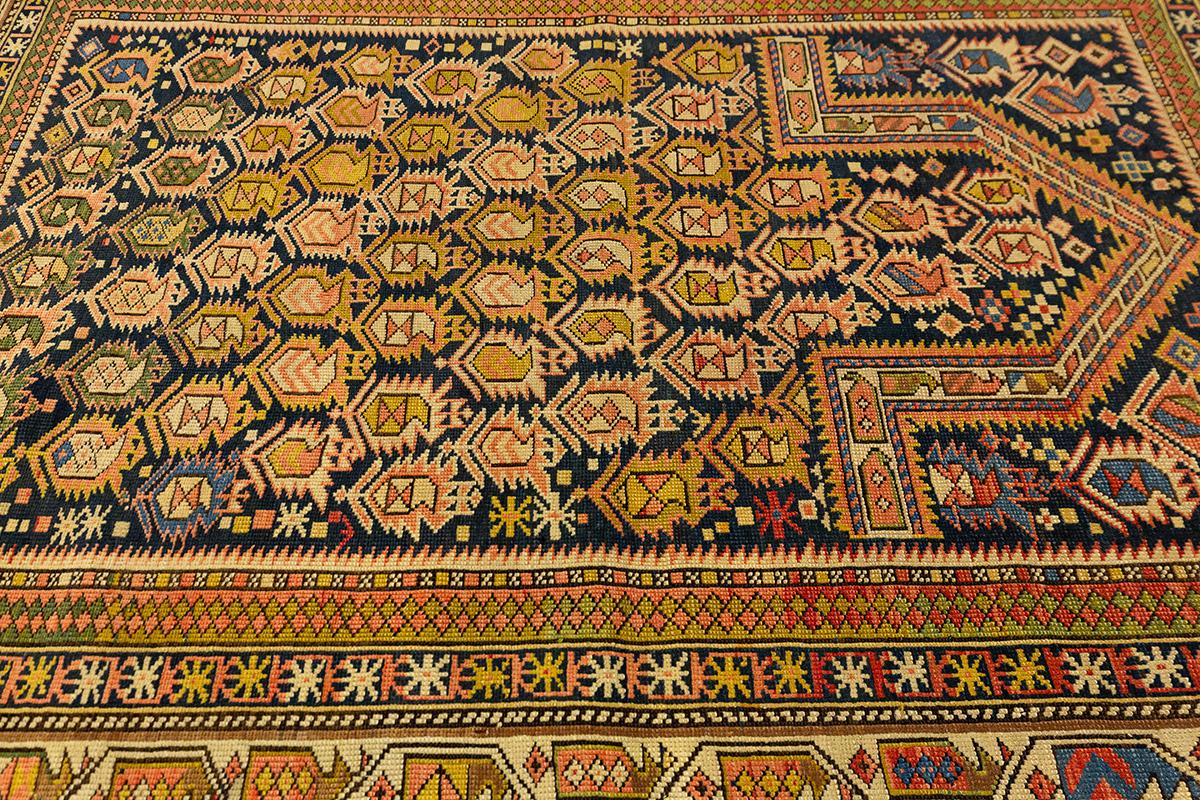 Questo straordinario tappeto caucasico con preghiera Marasali è un superbo esempio della raffinata arte della regione di Shirvan. Il suo caratteristico design del mihrab (nicchia di preghiera) è incorniciato da un elegante arco a gradini e