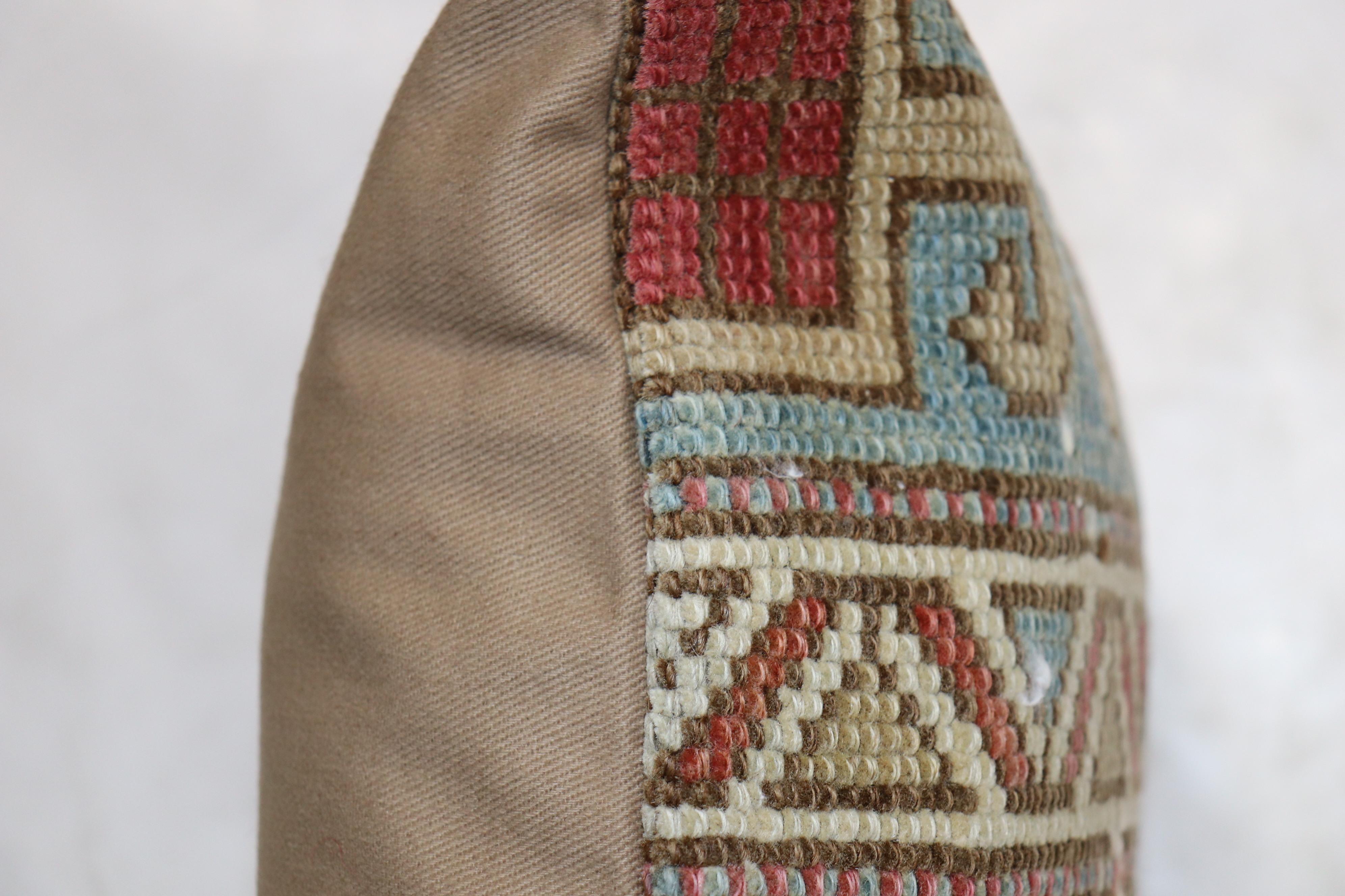 Oreiller fabriqué à partir d'un tapis du Caucase du début du XXe siècle dans une palette douce et chaude de couleurs rustiques. Fermeture à glissière et insert en polyfill fourni.

Mesures : 14