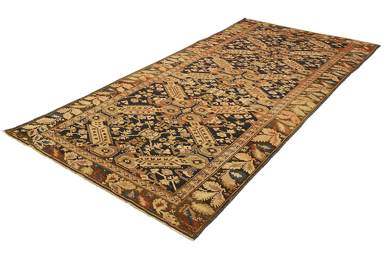 Esta antigua alfombra caucásica llamada Seychour (Zeikhur), de 322 × 156 cm, fue anudada a mano hacia 1900 con vellón de lana sobre urdimbre y trama de algodón. Zeikhur o Seikhur es una localidad cercana al mar Caspio, al norte del territorio de