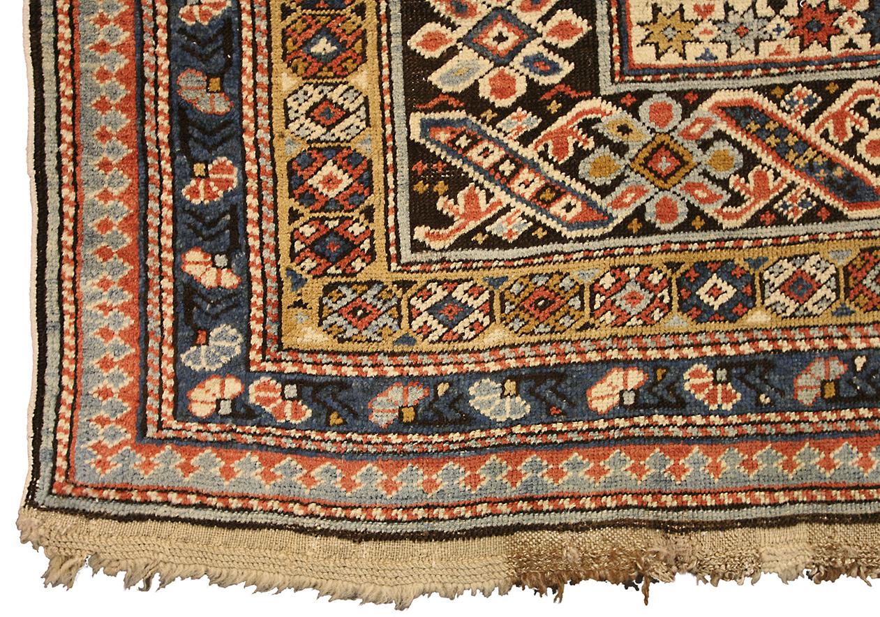 Le tapis caucasien Shirvan, qui mesure 228 × 127 cm, est un splendide exemple de l'art complexe et de l'artisanat détaillé qui caractérisent les tapis de la région de Shirvan, dans le Caucase. Ce type de tapis est très apprécié pour son tissage