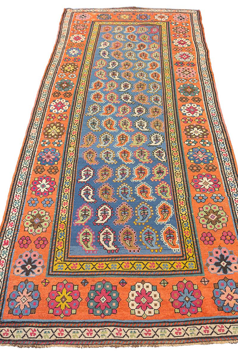 Tapis Talish ancien - Champ bleu avec motifs paisley
Cet élégant tapis de course Talish met en valeur l'esthétique exceptionnelle des traditions de tissage du Caucase du Sud. Le champ, d'un bleu éclatant, est parsemé de motifs boteh (cachemire), qui