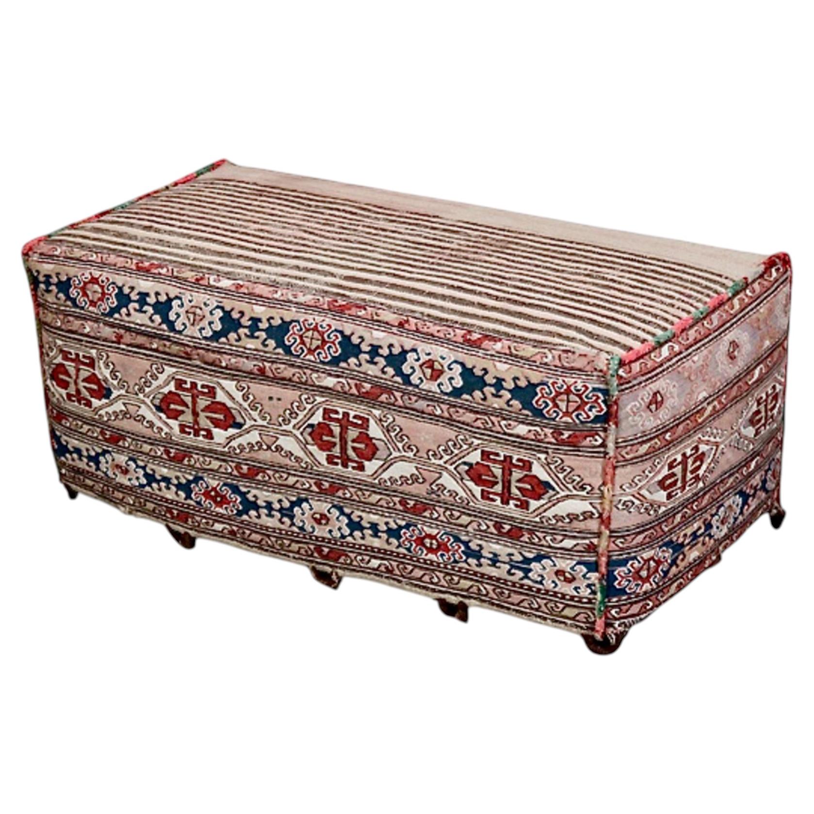 Tapis caucasien Banc Upholstering, tissé à la main Style Bohème en vente