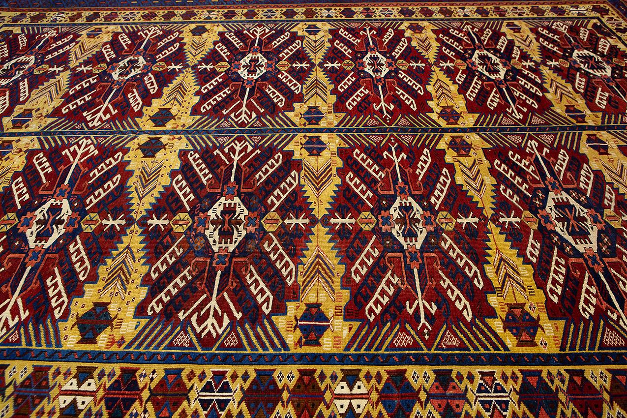 The carpet measuring 334 × 238 cm (10' 11