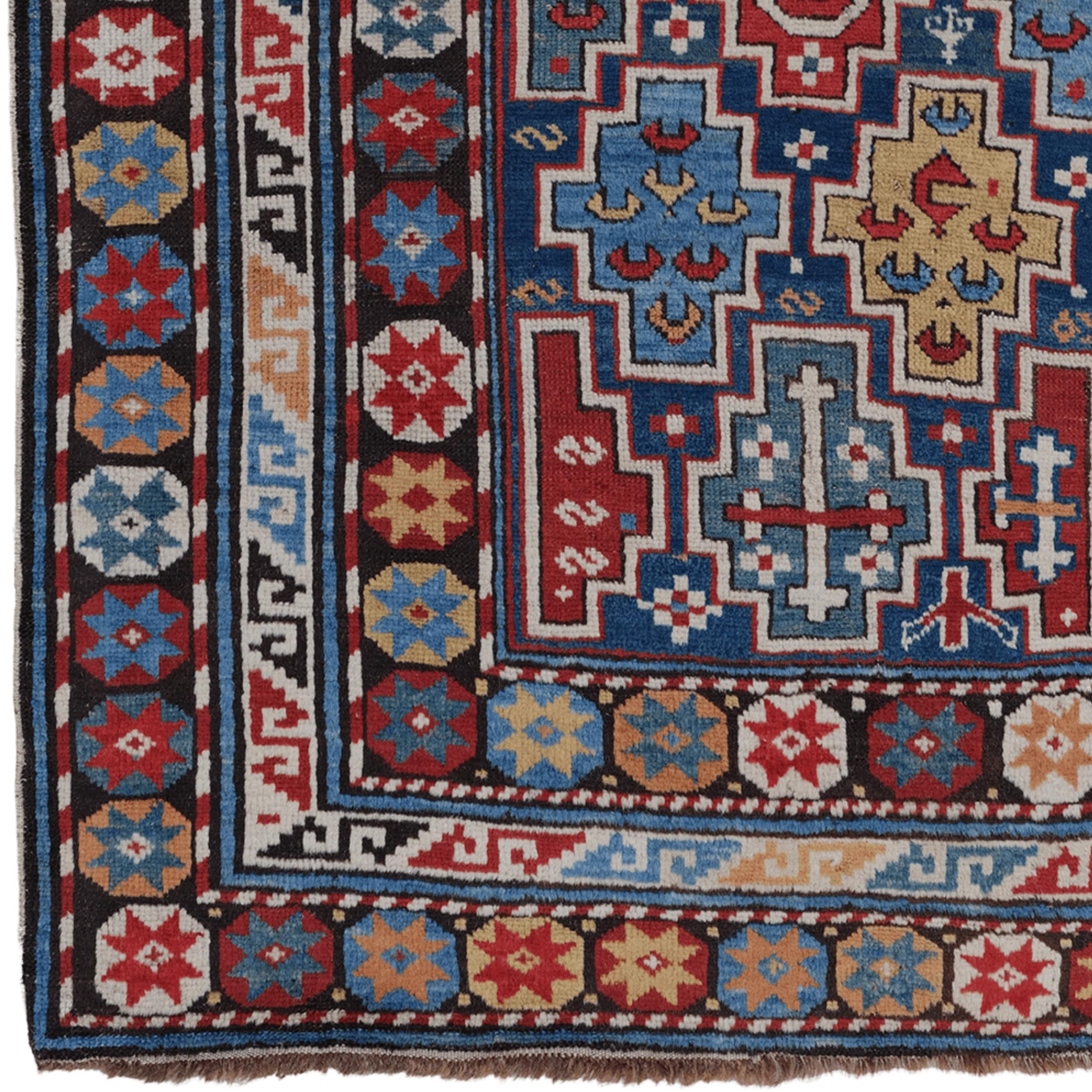 Cette pièce unique, originaire du cœur du Caucase, de la région historique de Shirvan en Azerbaïdjan, n'est pas seulement un tapis, c'est un héritage qui reflète l'art et la culture d'une époque. Rare ajout à la collection Gallery Aydın, ce tapis
