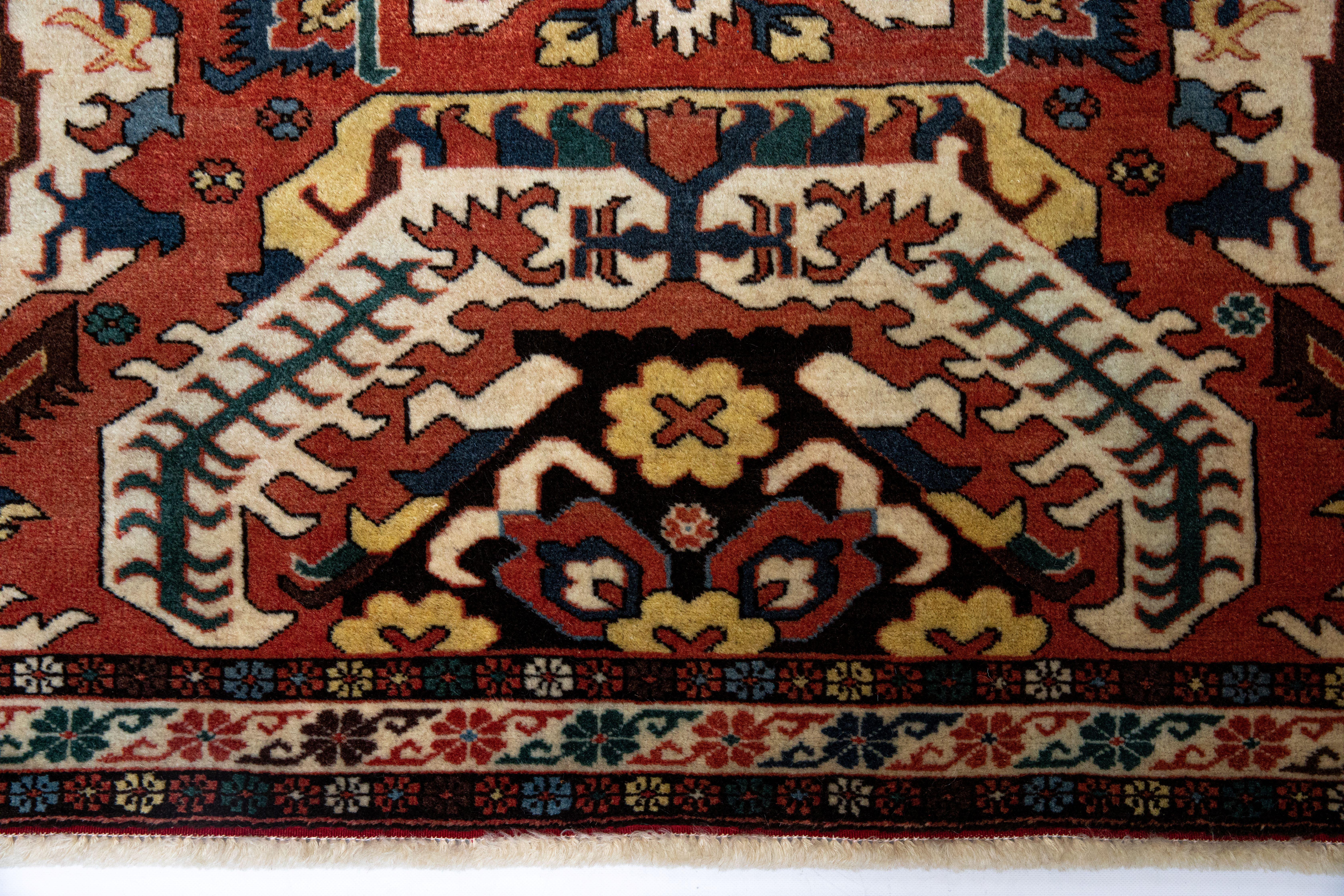 Das Museum kuratierte Chelaberd Adler Kazak, traditioneller kaukasischer handgefertigter Teppich. (Aserbaidschanisch) im Angebot