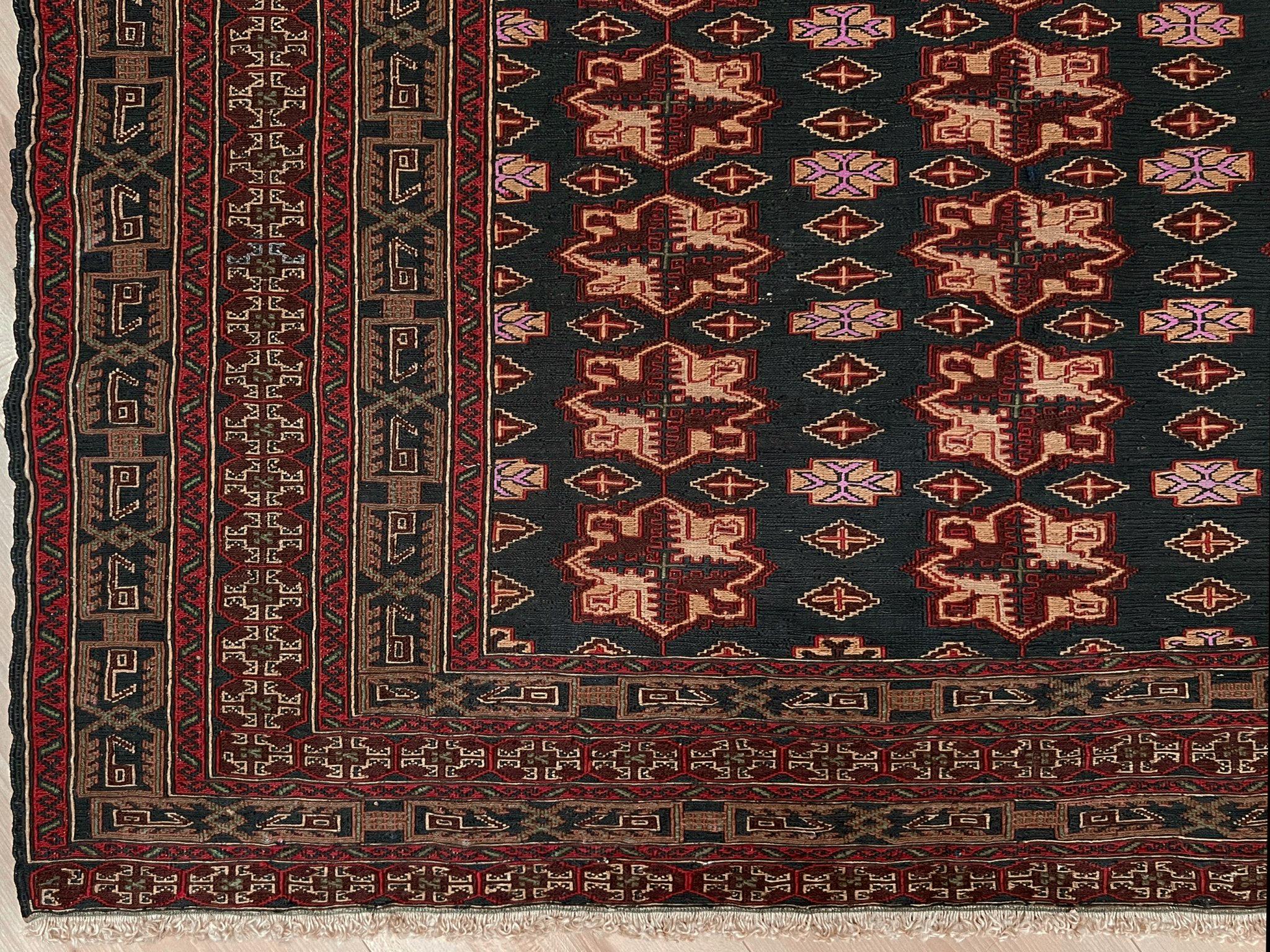 Soumak caucasien / Tenture murale • 4'x5' • Tapis tissé plat fait à la main • 1950s en vente 3
