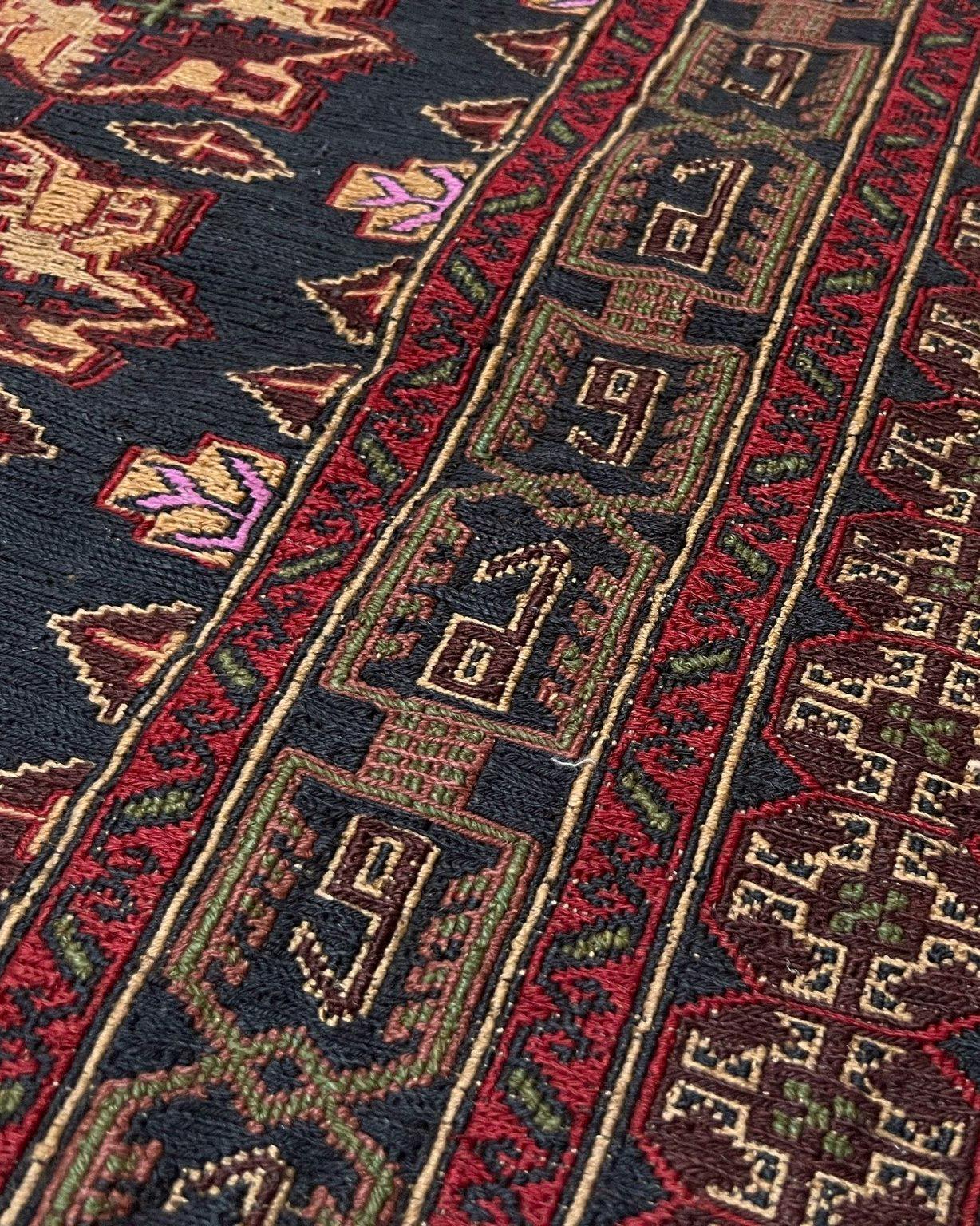  Un superbe tapis Soumak caucasien du milieu du XXe siècle qui incarne la précision géométrique et le charme folklorique du Caucase. Entièrement tissé à la main avec de la laine filée à la main, il présente le motif traditionnel du treillis de roses