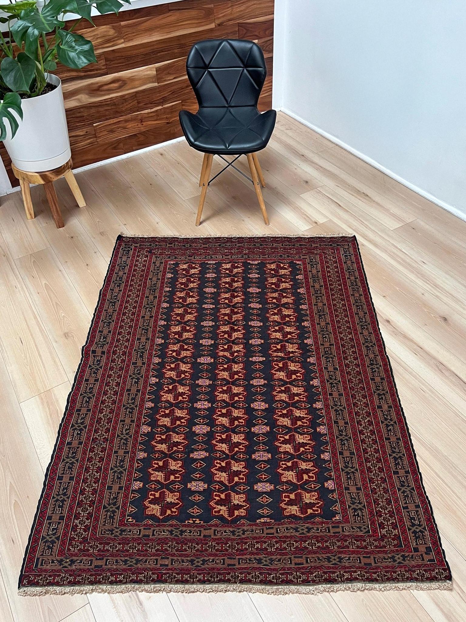 Artisanat Soumak caucasien / Tenture murale • 4'x5' • Tapis tissé plat fait à la main • 1950s en vente