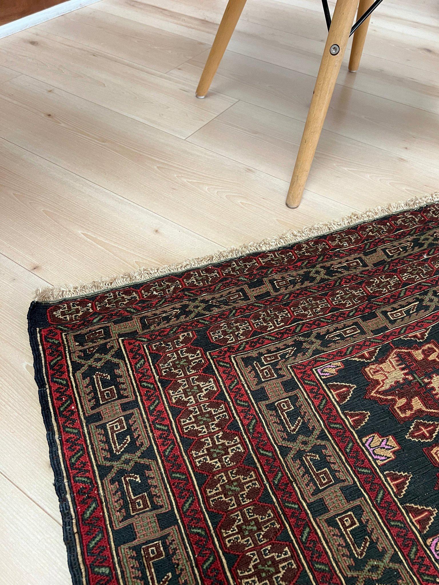 Brodé Soumak caucasien / Tenture murale • 4'x5' • Tapis tissé plat fait à la main • 1950s en vente