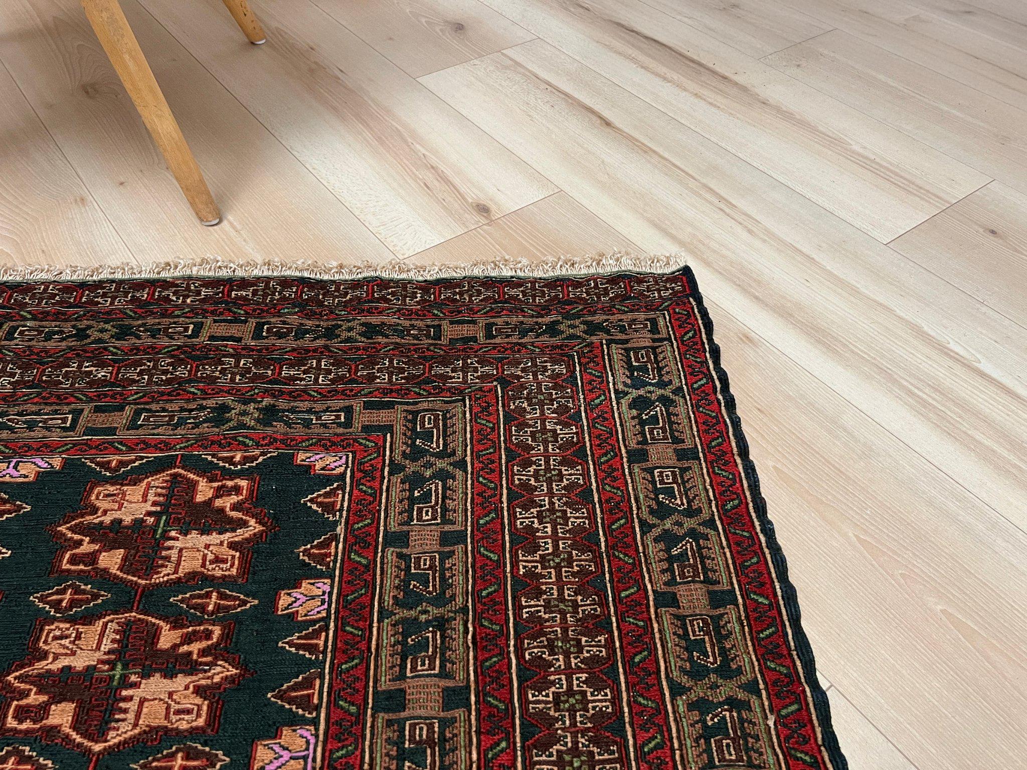 Milieu du XXe siècle Soumak caucasien / Tenture murale • 4'x5' • Tapis tissé plat fait à la main • 1950s en vente