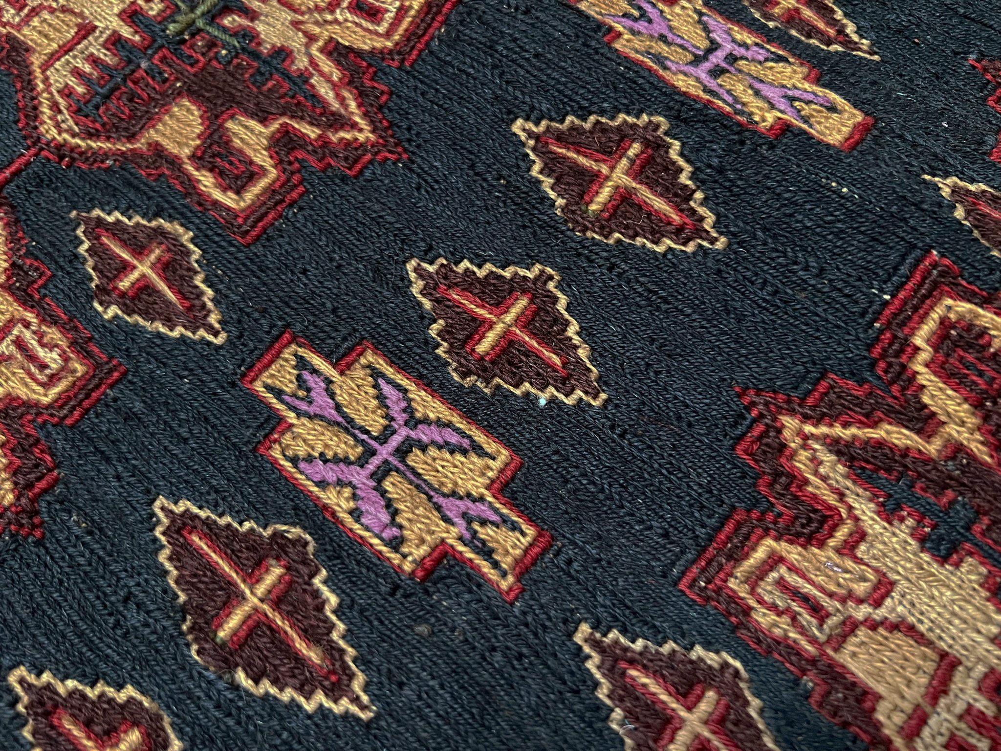 Soumak caucasien / Tenture murale • 4'x5' • Tapis tissé plat fait à la main • 1950s en vente 1