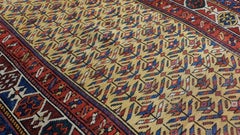 Caucasien avec champ central jaune et accents rouge garance et marine c.1920