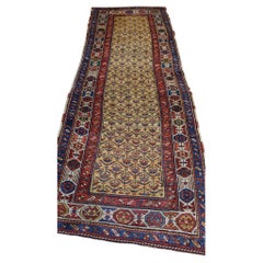 Caucasien avec champ central jaune et accents rouge garance et marine c.1920