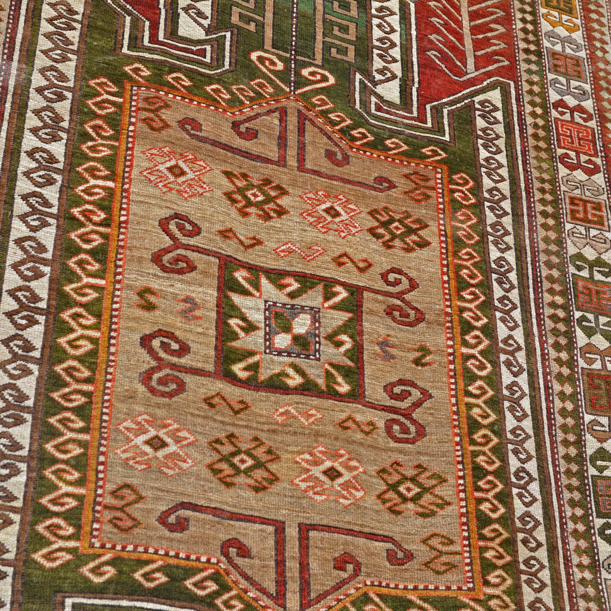 Kaukasus-Kazak-Teppich mit Hakenmedaillons (Wolle) im Angebot