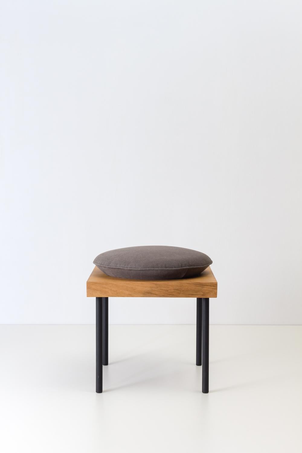 Tha Cauê Stool is a homage to Pico do Cauê (Cauê’s Peak), in Itabira. Pulverized mountain, crushed in billions of pieces, as described by Carlos Drummond de Andrade, one of the greatest Brazilian poets of all time. The design has inspiration from