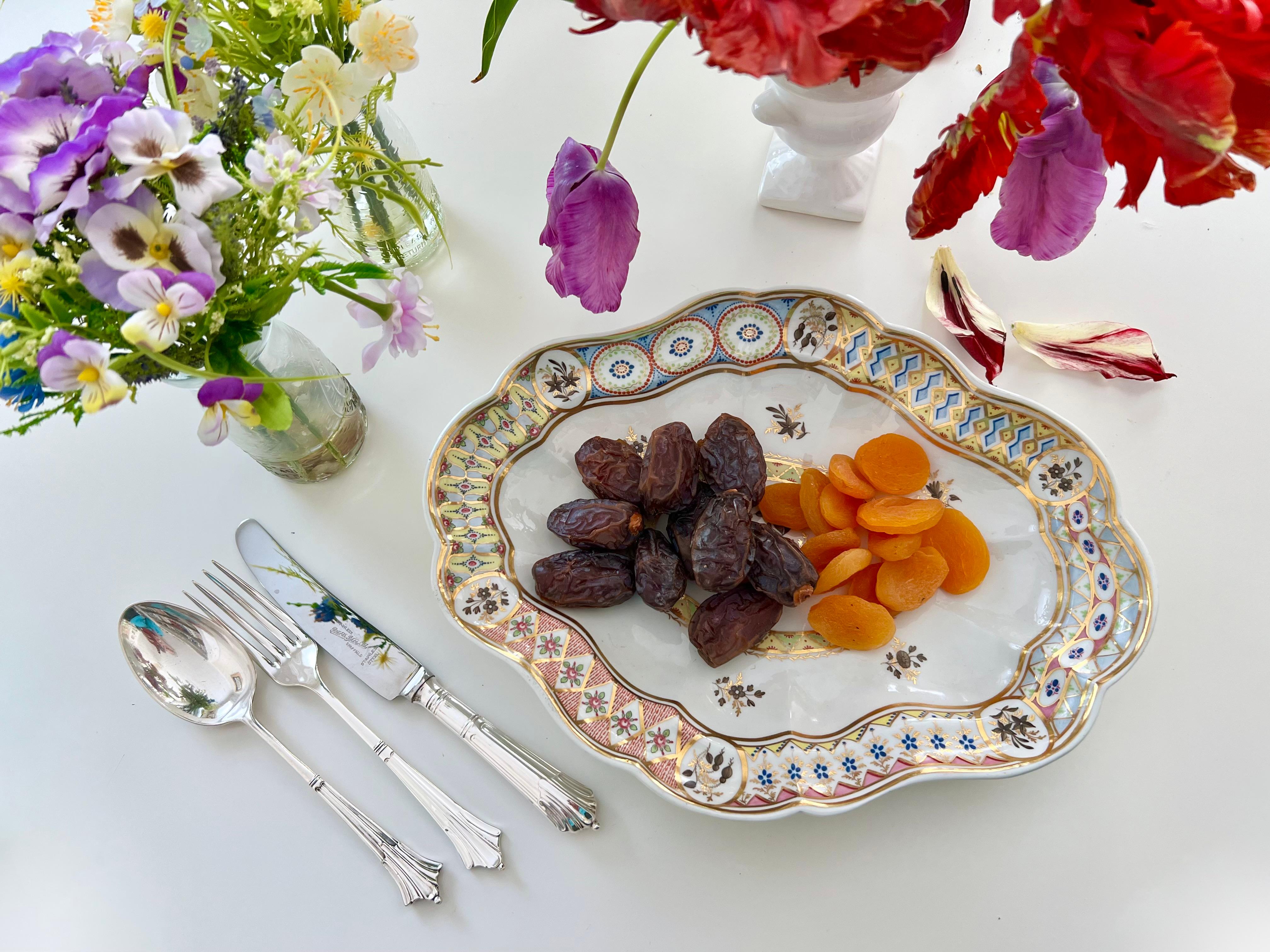 Se trata de un hermoso e intrigante plato de porcelana fabricado por Caughley y decorado en Chamberlains Worcester en 1793 o poco después. El plato tiene un diseño 