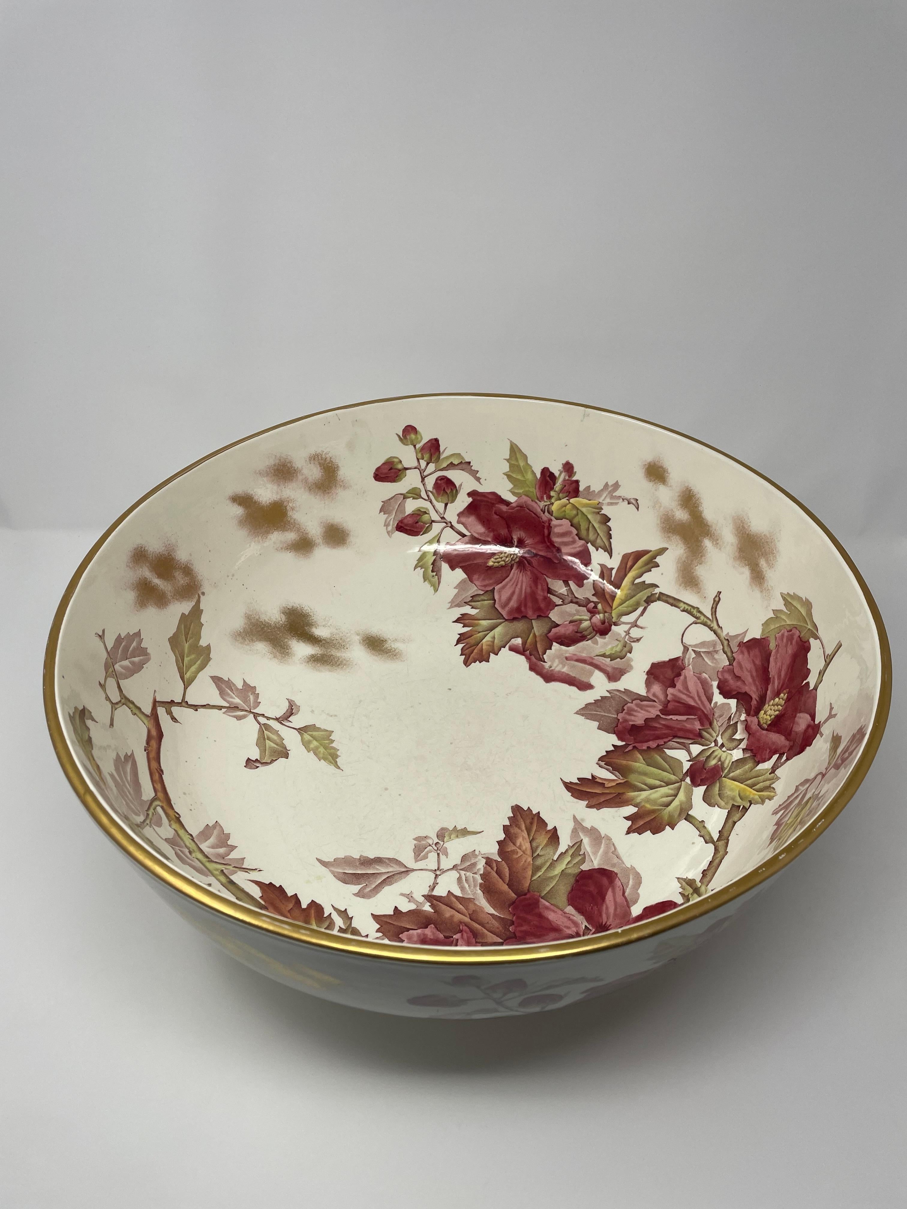 Si tratta di uno straordinario pezzo unico di porcellana inglese dipinta che può essere utilizzato come bacinella per i fiori o come punch bowl.  Le opzioni sono infinite.  I dettagli e i colori sono eccezionali. 