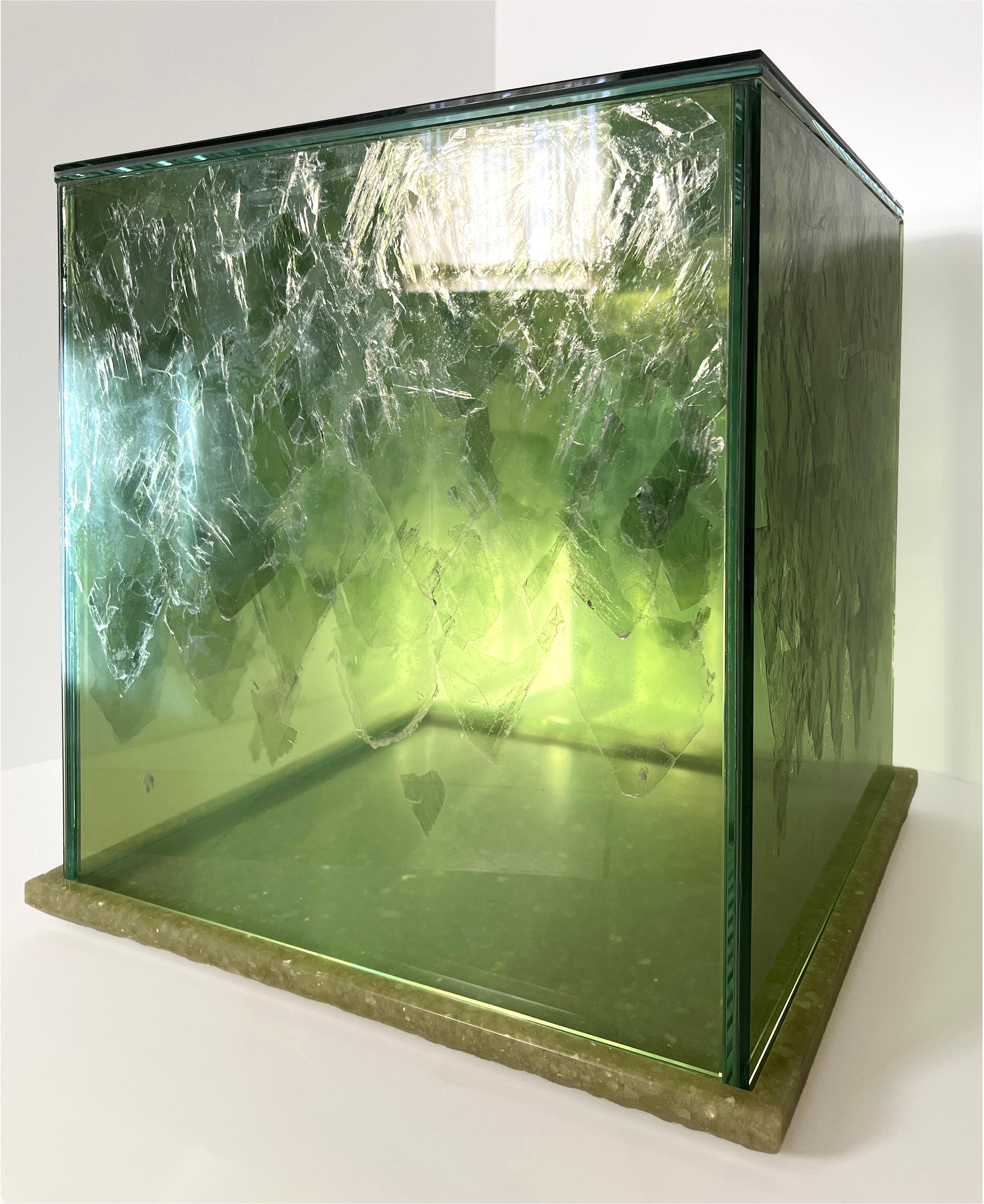 INTERMICA (CHAUSSÉE)
TABLE D'APPOINT, 2023

Verre InterMica® : Verre feuilleté Starphire imprimé par sublimation avec des paillettes de mica vert ; Base : Panneau de résine polyester, 20 x 20 x 20 po.

InterMica est un produit de verre architectural