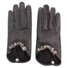 CAUSSE GANTIER : gants courts en agneau noir et soie, ornés d'étoiles argentées, taille 7