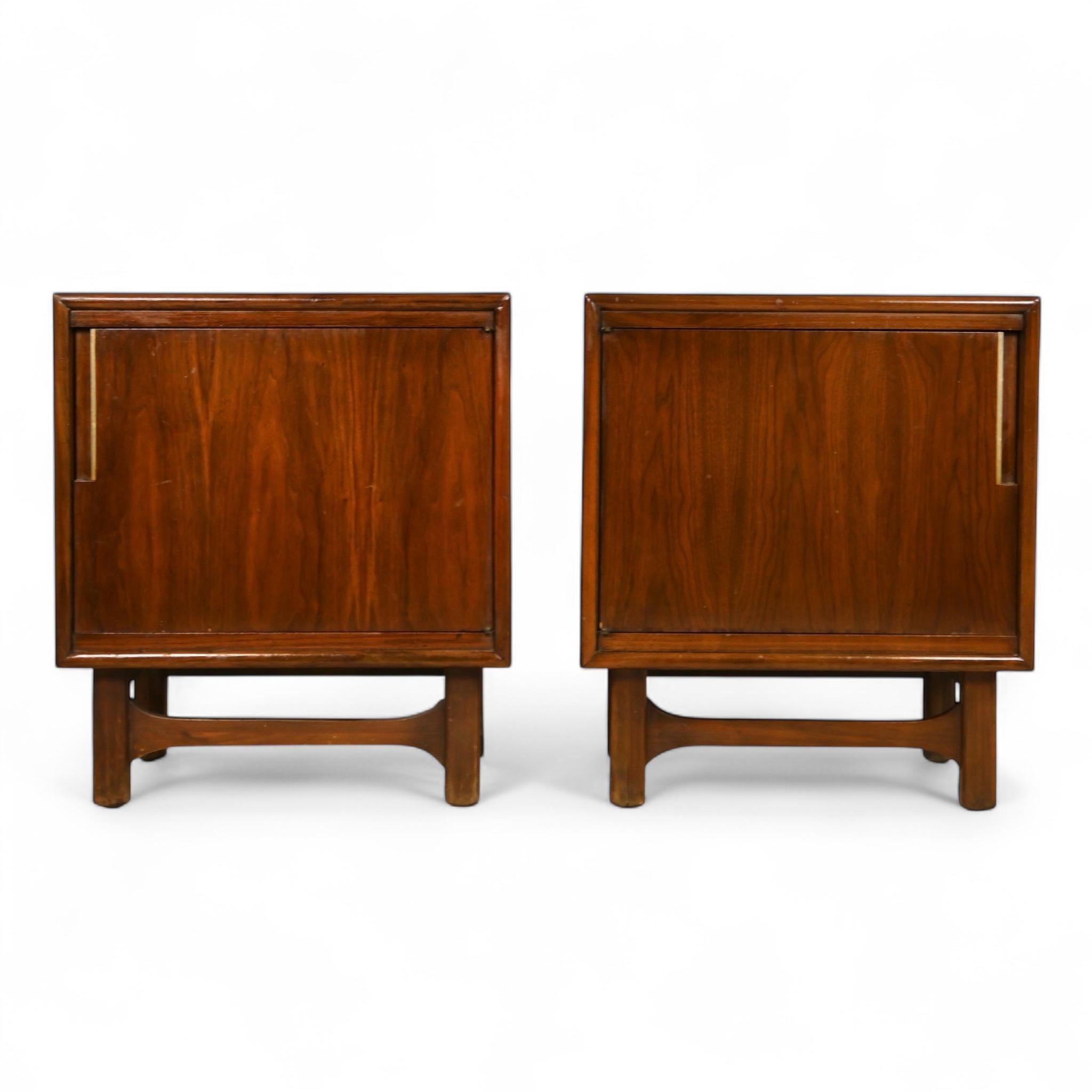 Cavalier Corporation Coppia di comodini d'epoca del Mid Century Modern, 1960 ca. in vendita 3