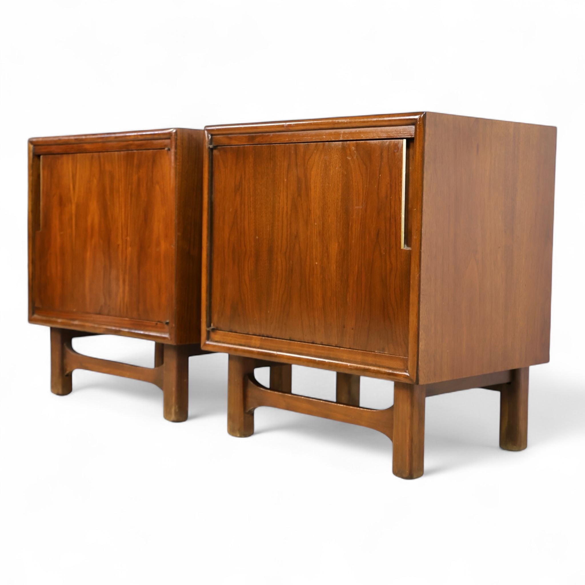 Cavalier Corporation Coppia di comodini d'epoca del Mid Century Modern, 1960 ca. in vendita 4