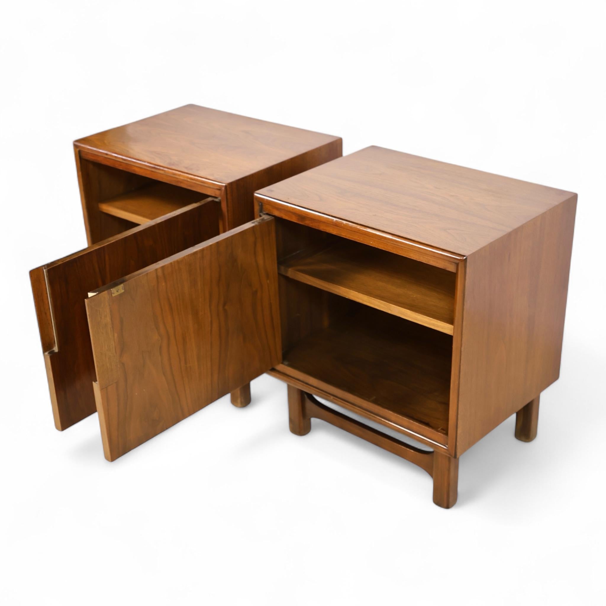 Mid-Century moderno Cavalier Corporation Coppia di comodini d'epoca del Mid Century Modern, 1960 ca. in vendita