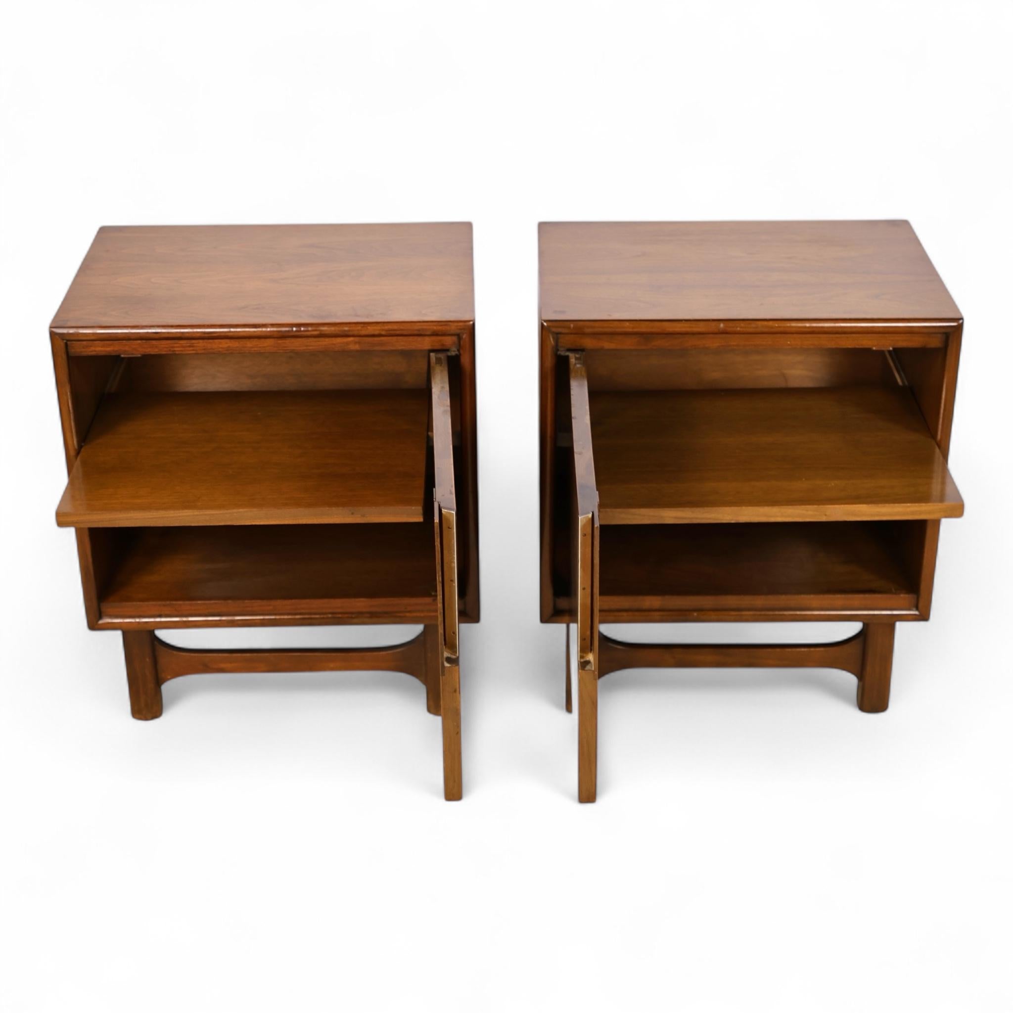 Americano Cavalier Corporation Coppia di comodini d'epoca del Mid Century Modern, 1960 ca. in vendita